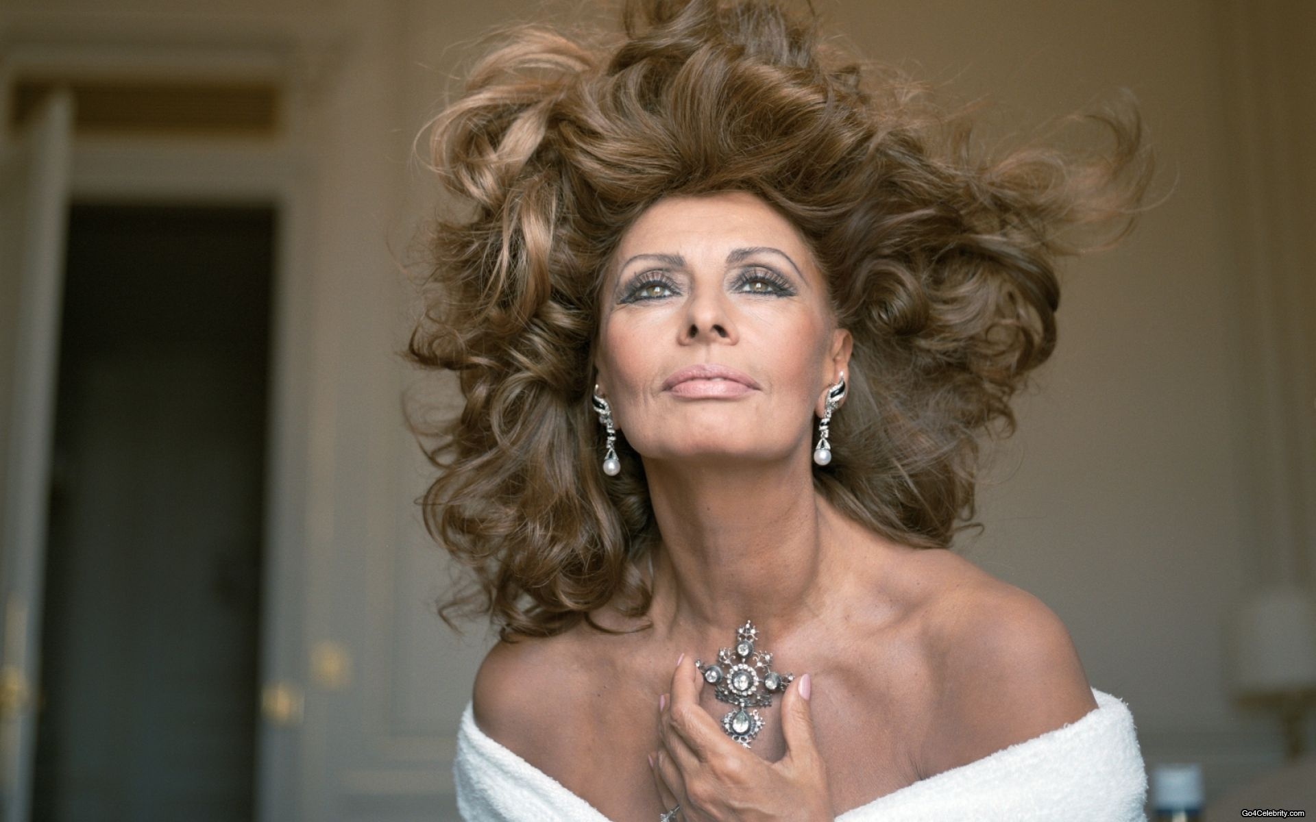 Sophia Loren, Timeless beauty, Iconic actress, Sophisticated elegance, 1920x1200 HD Desktop