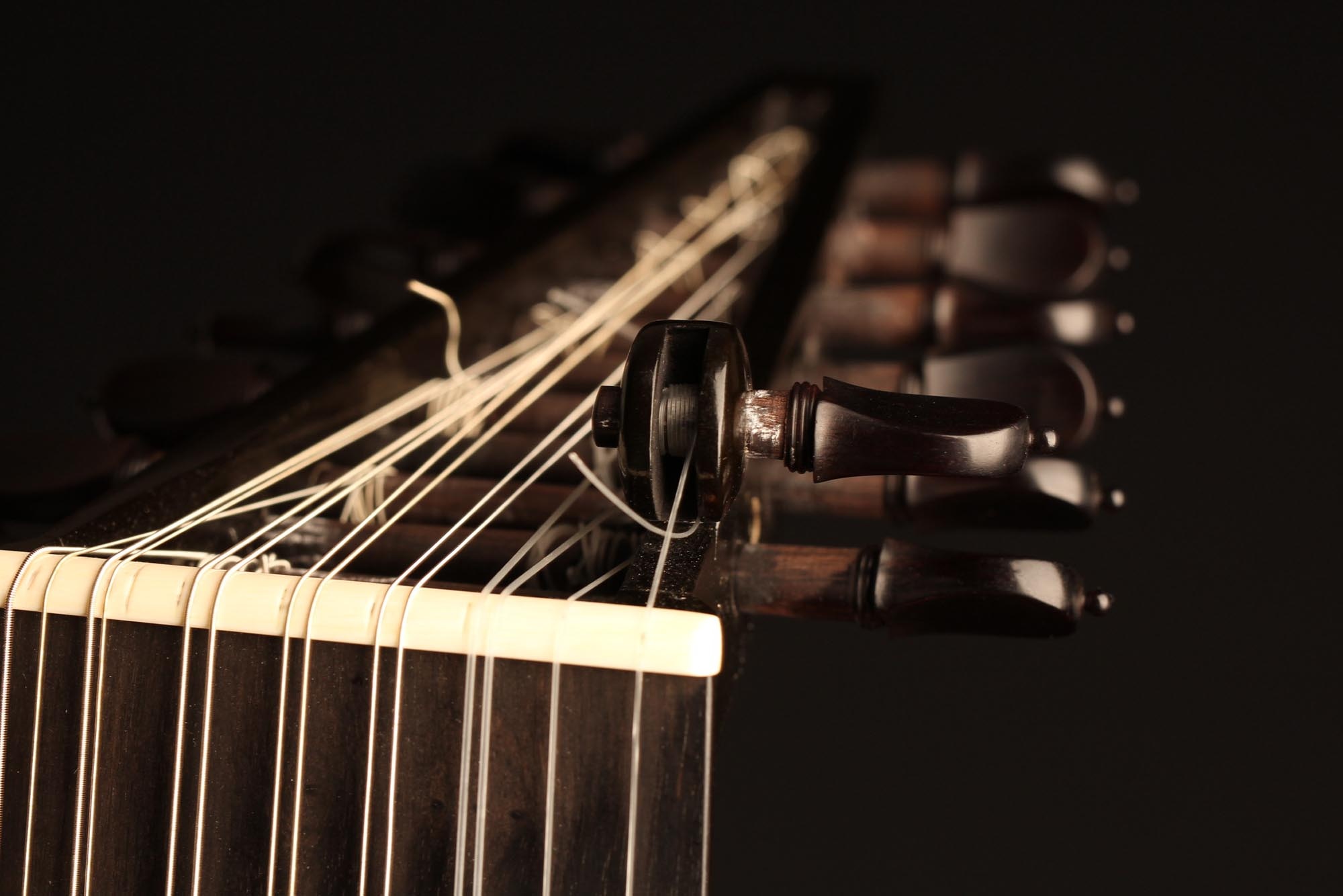 Lute: Tuning Pegs, String Tension Adjustment, Chord. 2000x1340 HD Wallpaper.
