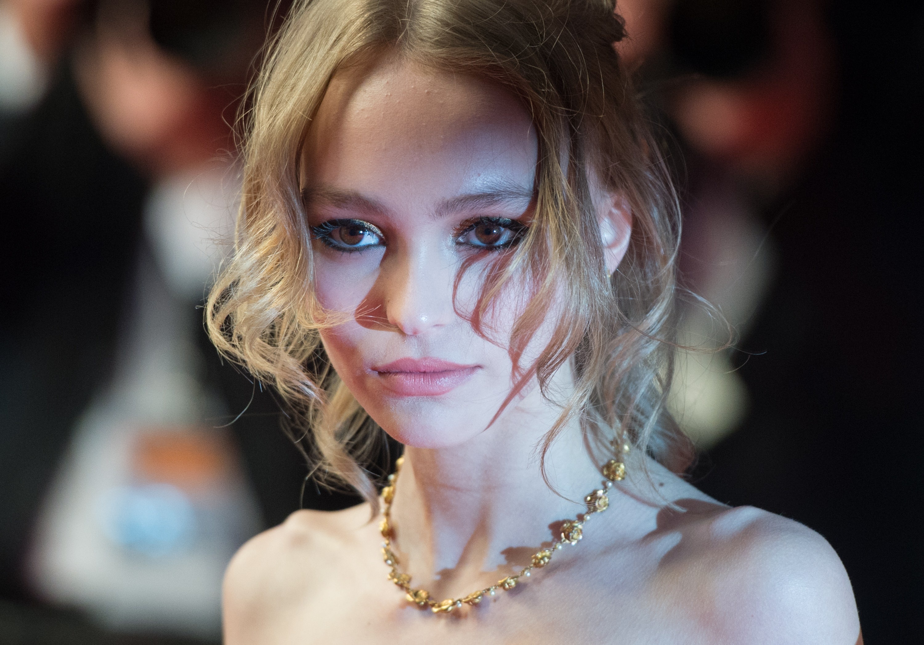 Lily-Rose Depp, Supportive daughter, Domestic violence accusations, 3000x2100 HD Desktop