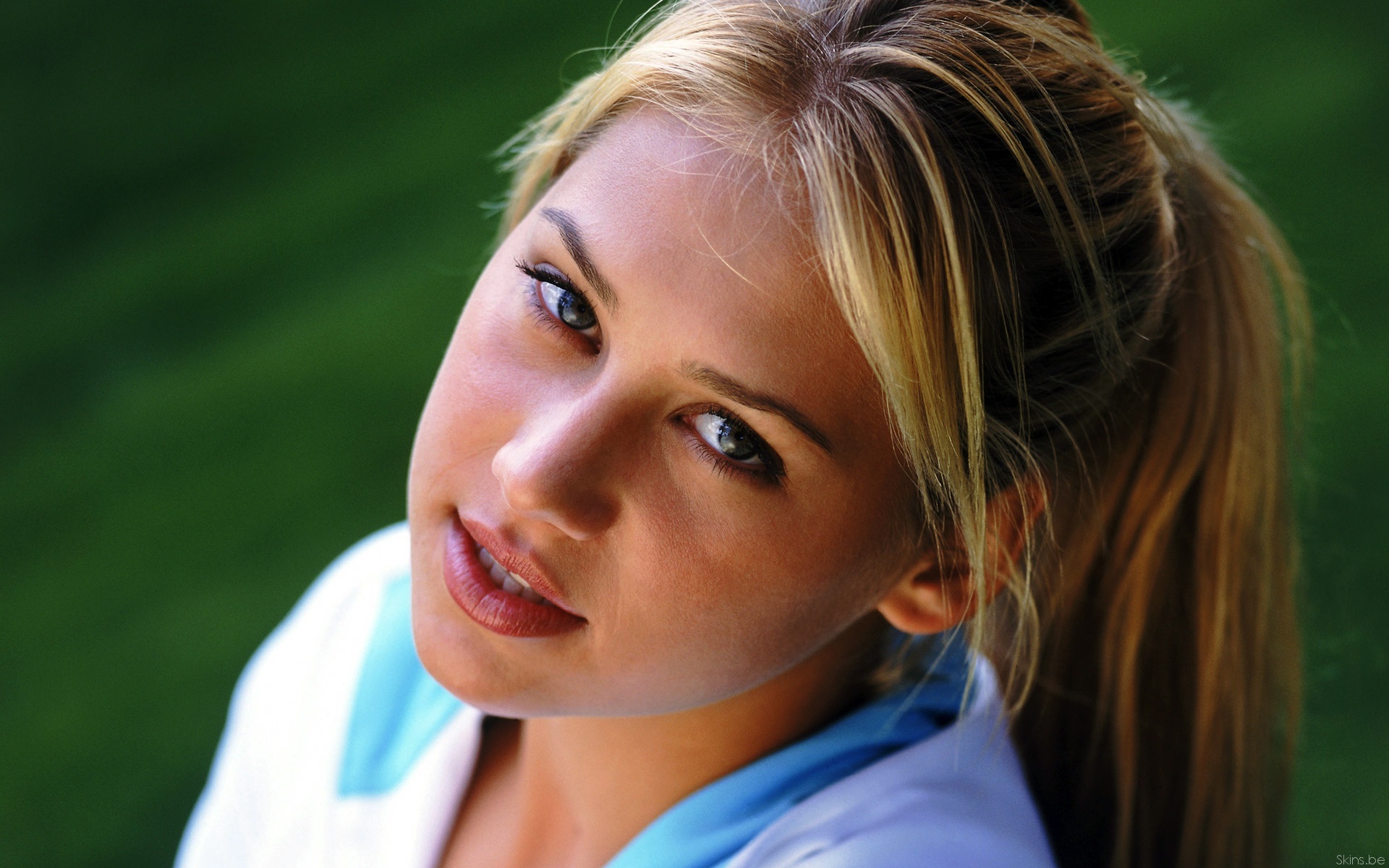 Anna Kournikova: Signed a management deal at age ten and went to Bradenton, Florida, to train at Nick Bollettieri's celebrated tennis academy. 1920x1200 HD Background.