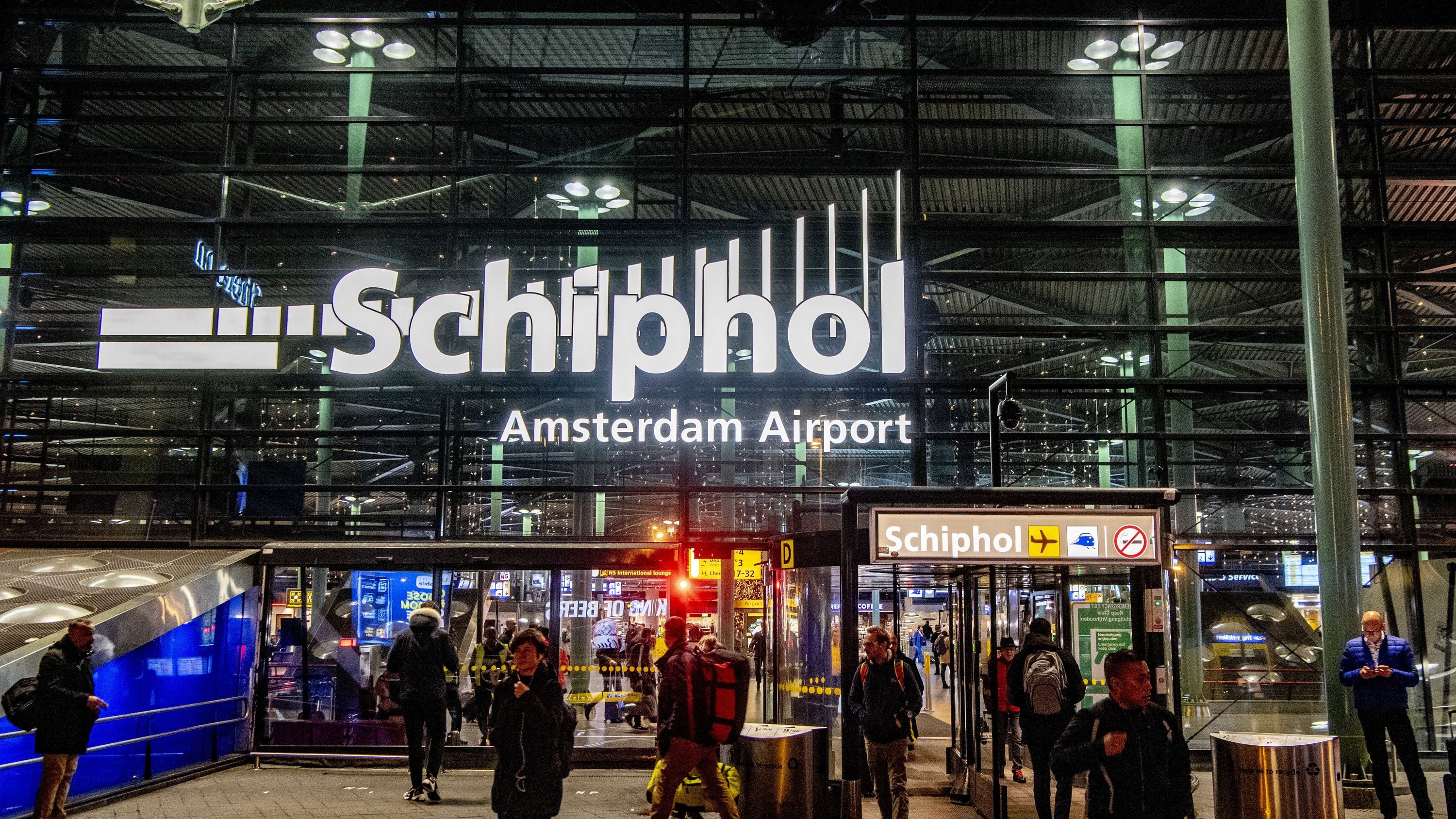 Amsterdam-Schiphol Airport, False hijacking alarm, Chaos, New York Times, 3000x1690 HD Desktop
