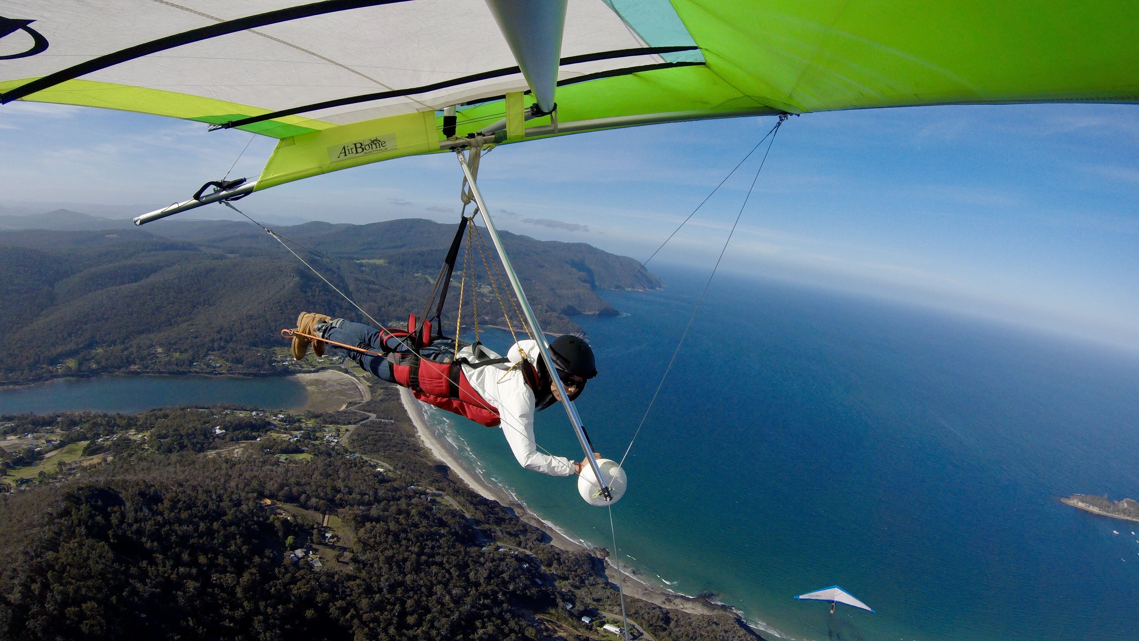 Hang Gliding: THPA, A safe and fun flying community, Advanced pilots, 70 members. 3840x2160 4K Background.