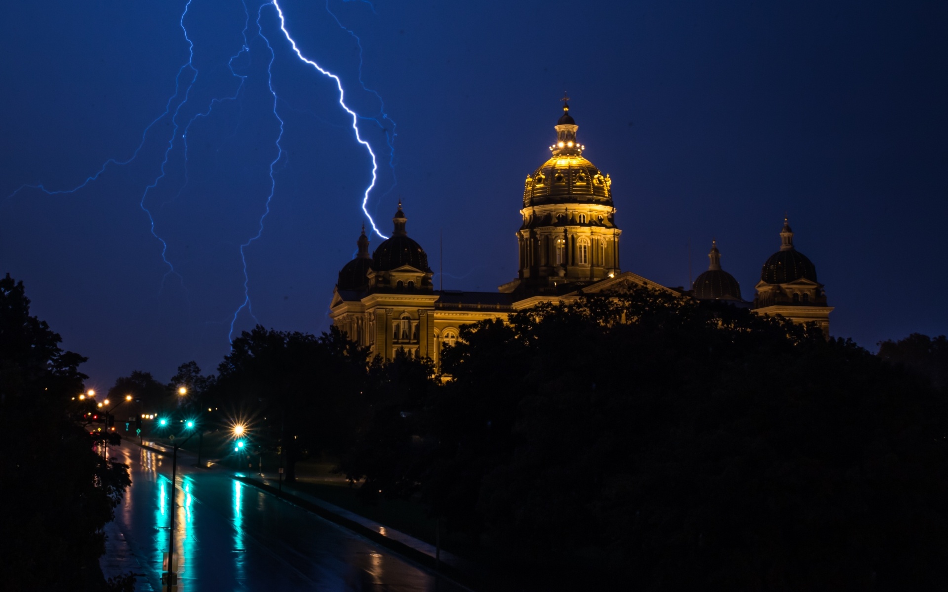 Iowa Capitol lightning, Dramatic scene, HD wallpaper, Capitol building, 1920x1200 HD Desktop