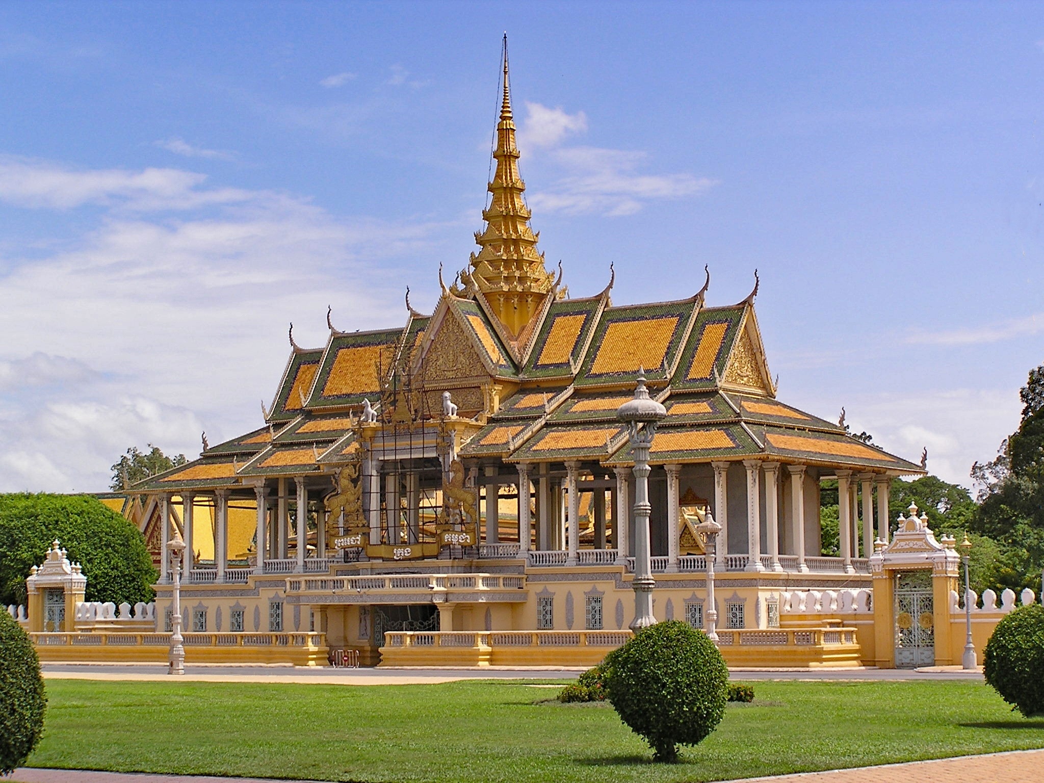 Phnom Penh, Travel guide, Royal Palace, Silver Pagoda, 2050x1540 HD Desktop