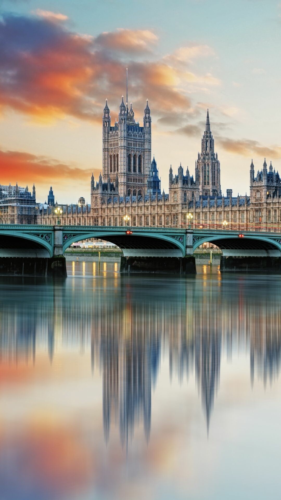 United Kingdom: Buckingham Palace, London, River Thames, England, Great Britain. 1080x1920 Full HD Background.