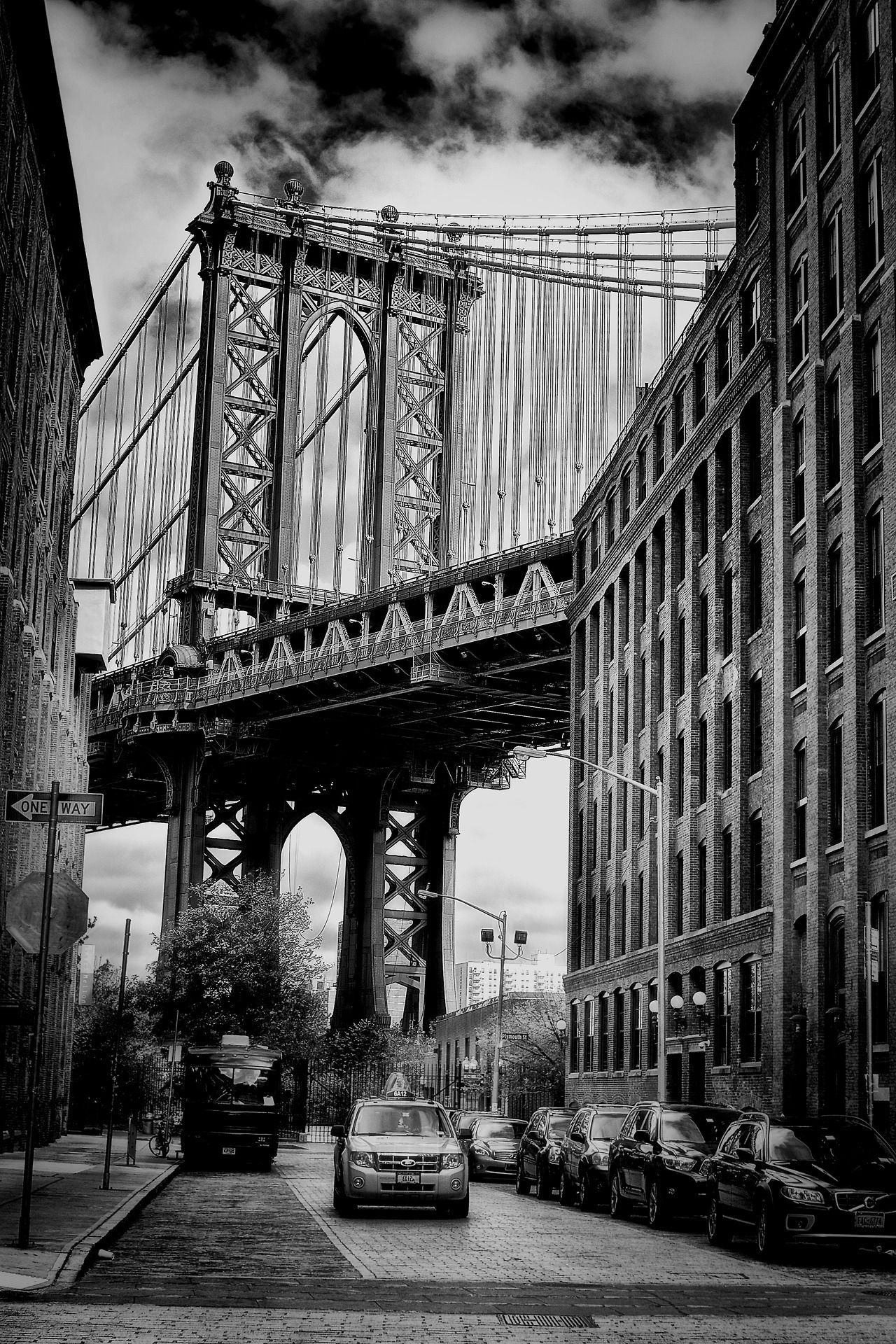 New York Black and White, Iconic bridge, Monochromatic beauty, 1280x1920 HD Phone