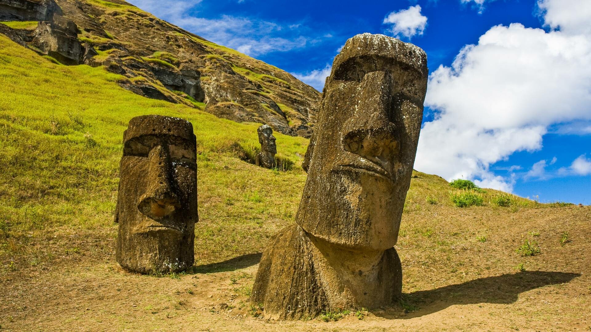 Moai: The Rapa Nui Statues commonly referred to as the "Easter Island Heads". 1920x1080 Full HD Wallpaper.