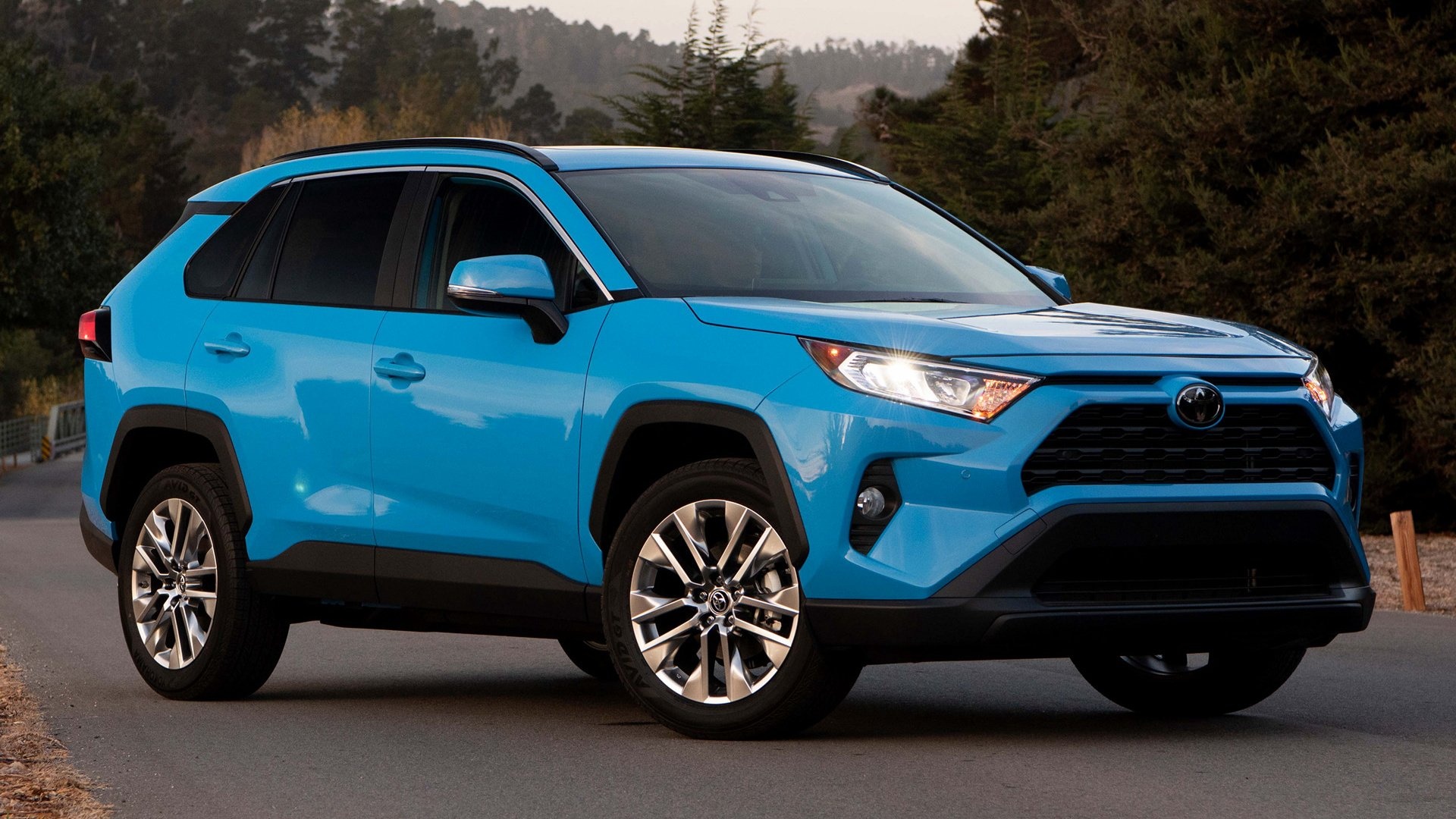 Toyota RAV4, Versatile and reliable, High-performance engineering, Uncompromising quality, 1920x1080 Full HD Desktop