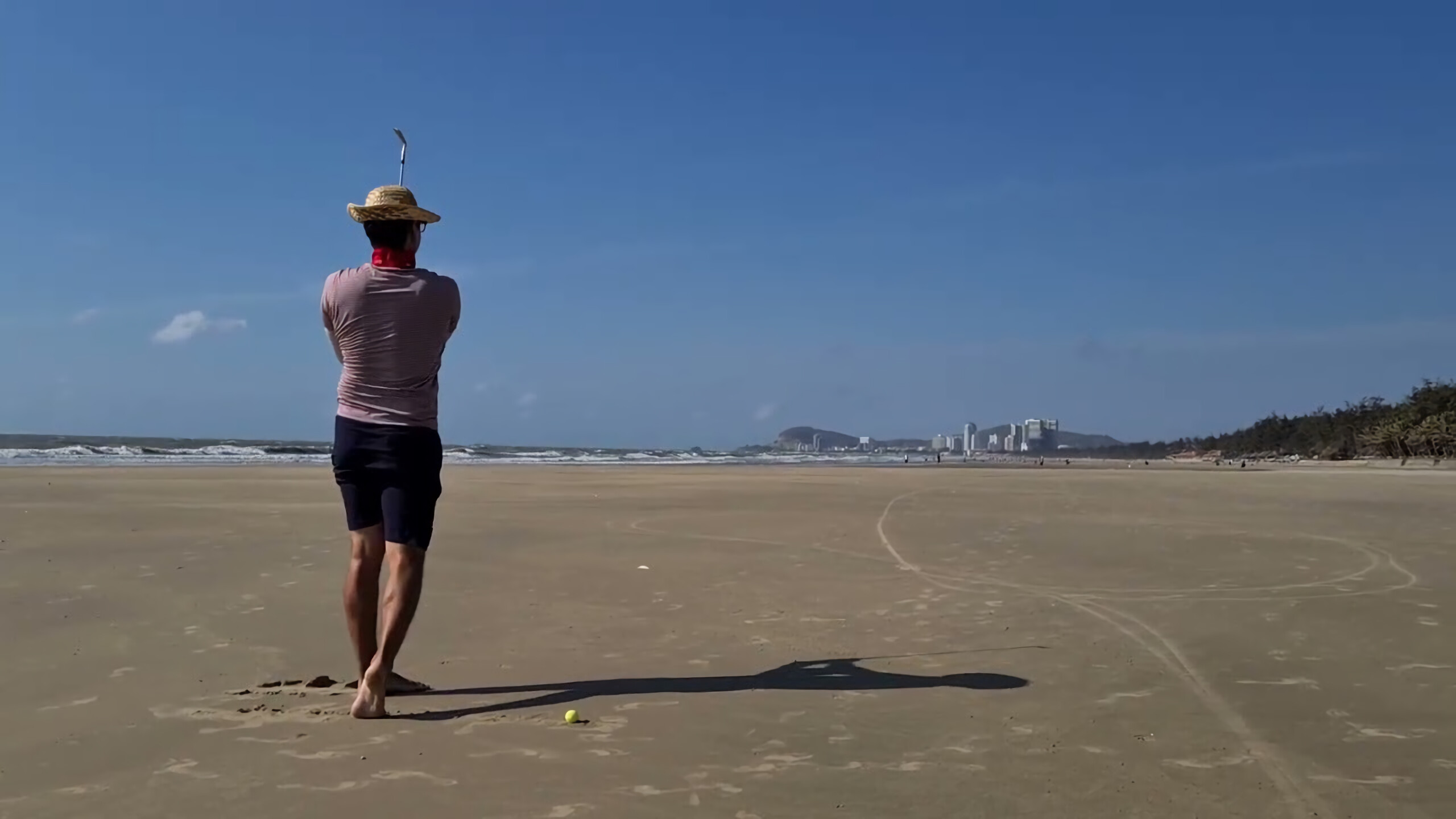 Beach Golf: Played with a soft polyurethane ball with a classic golf club. 2560x1440 HD Wallpaper.