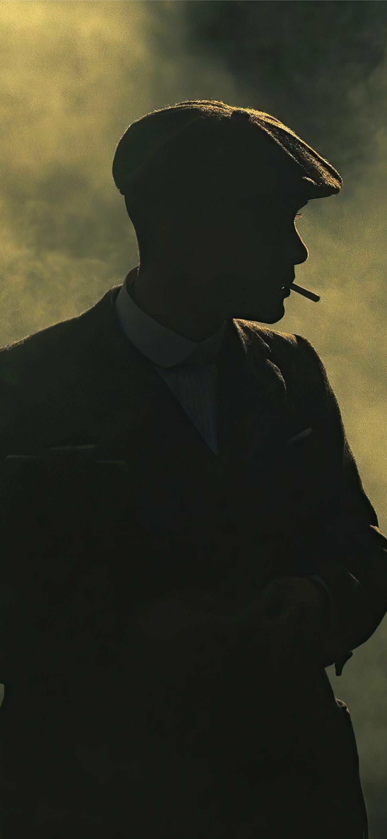 Peaky Blinders: Ambitious, cunning crime boss Tommy Shelby. 1290x2780 HD Wallpaper.