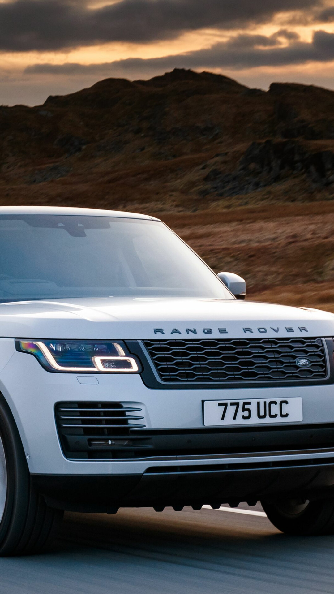 Range Rover: JLR sub-brand, now in its fifth generation. 1080x1920 Full HD Wallpaper.