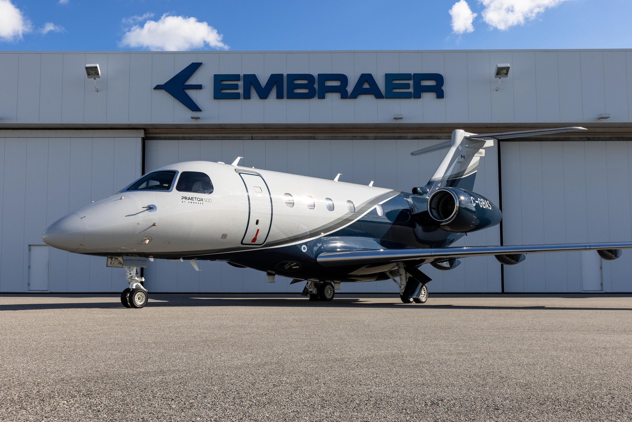 Embraer airplane, 30 jets delivered during Q3, 2100x1410 HD Desktop
