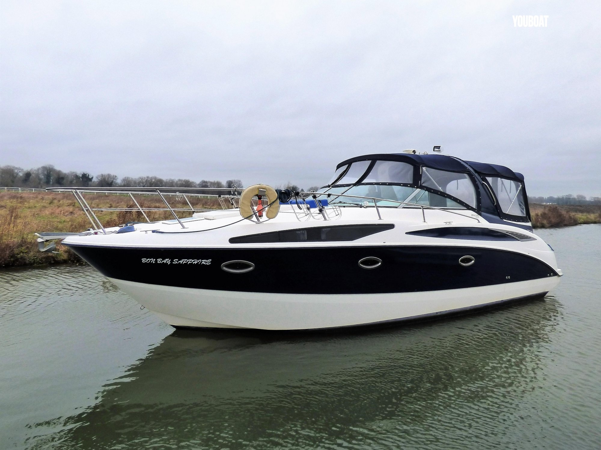 Pleasure Boat: Bayliner 325 Cruiser, Vessel for fishing or touring. 2000x1500 HD Background.