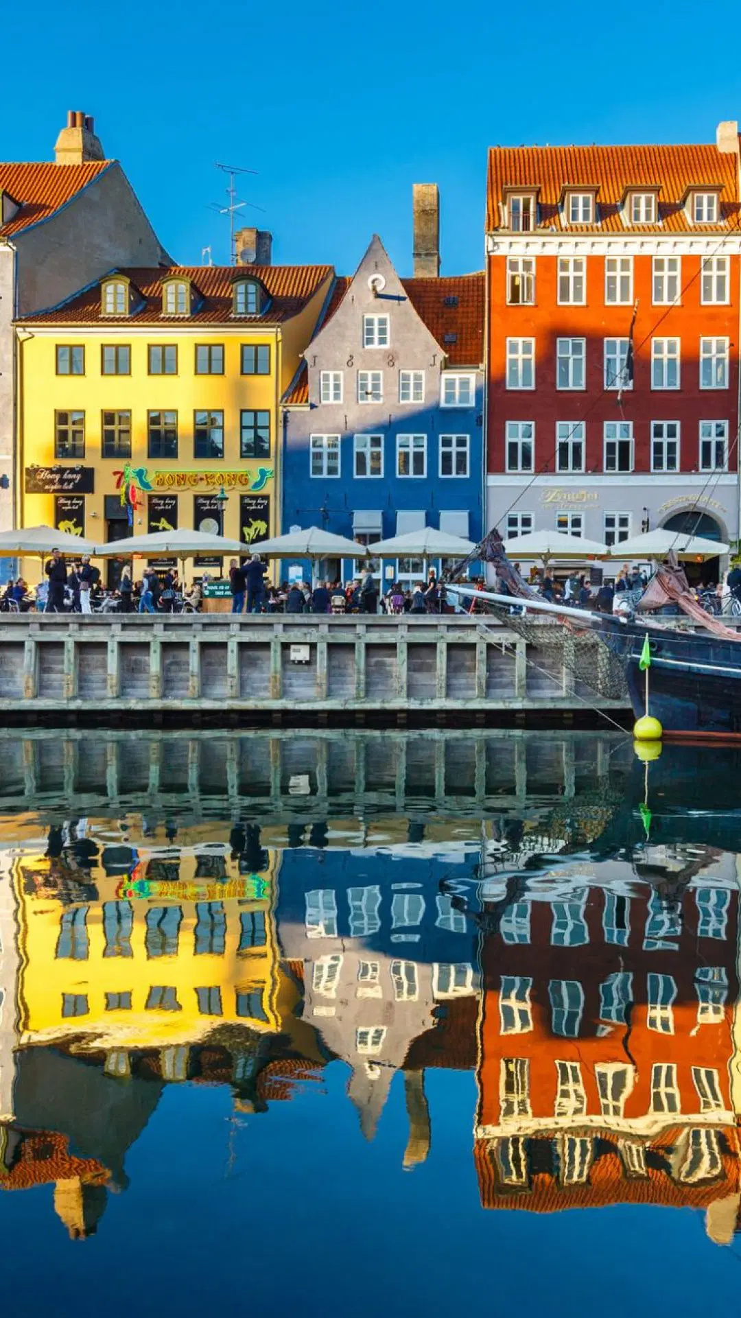 Atemberaubende Uferpromenade von Nyhavn bei Sonnenuntergang, 1080x1930 HD Handy