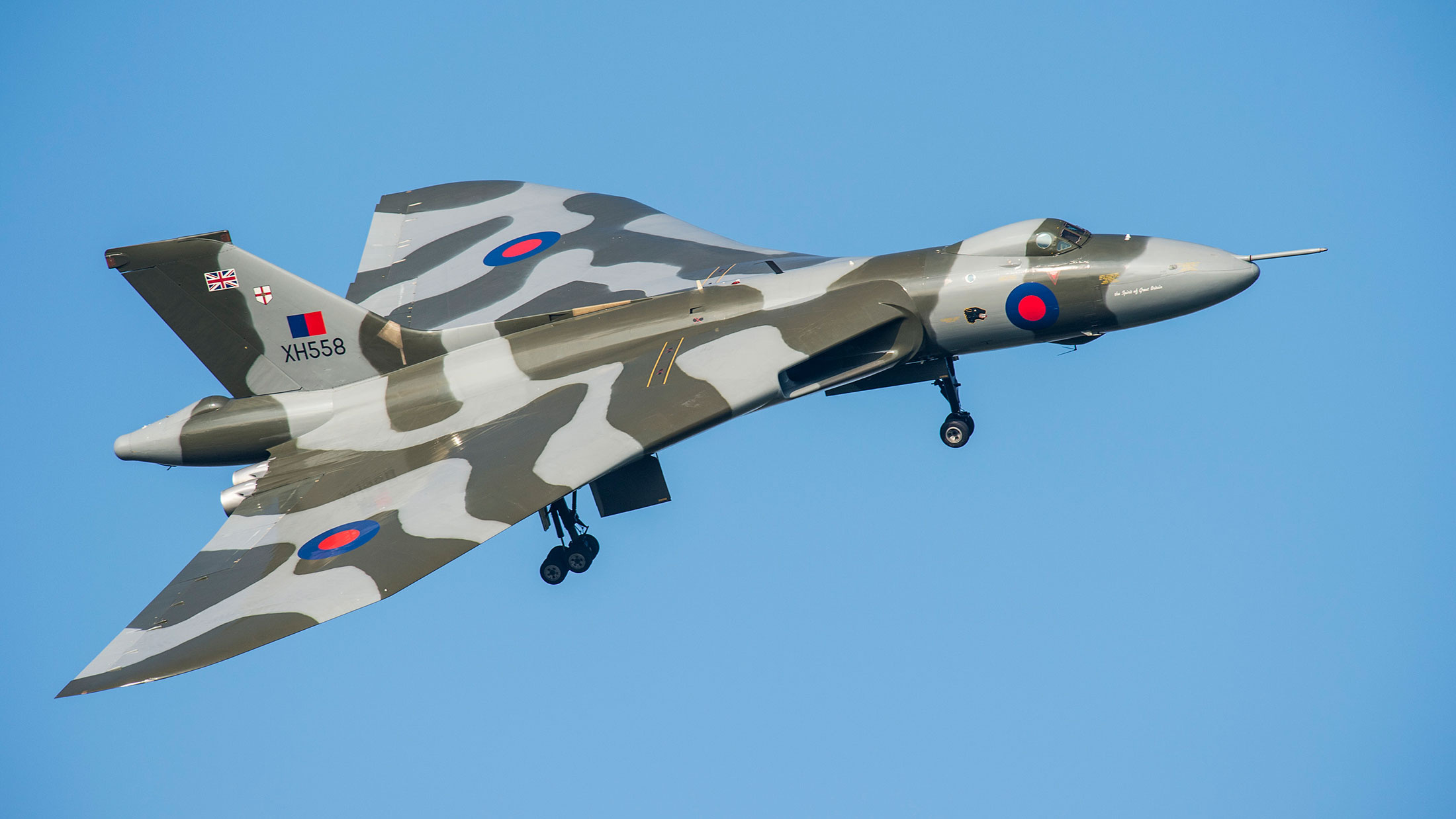 British Vulcan bombers, Farewell tour, Crowd's admiration, Aviation tribute, 2200x1240 HD Desktop