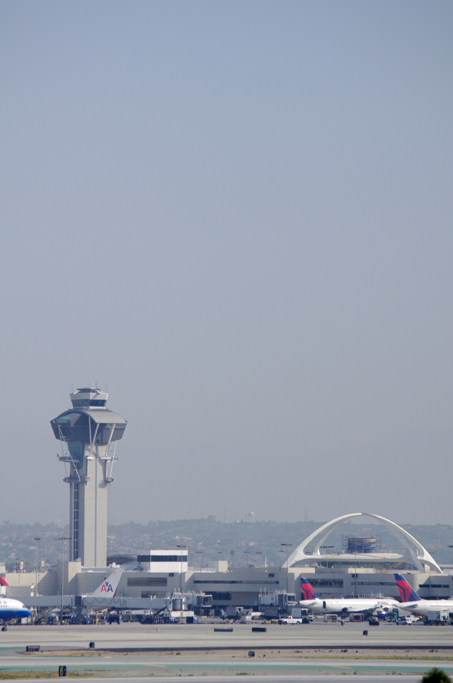Los Angeles International Airport, Iconic architecture, Innovative facilities, Travel efficiency, 1920x2900 HD Handy