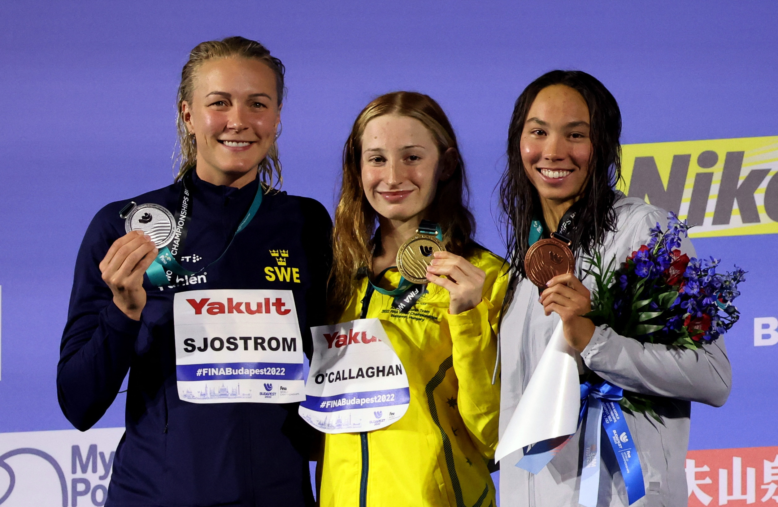 Mollie O'Callaghan, Australian swimmer, Gold medal, 2520x1640 HD Desktop