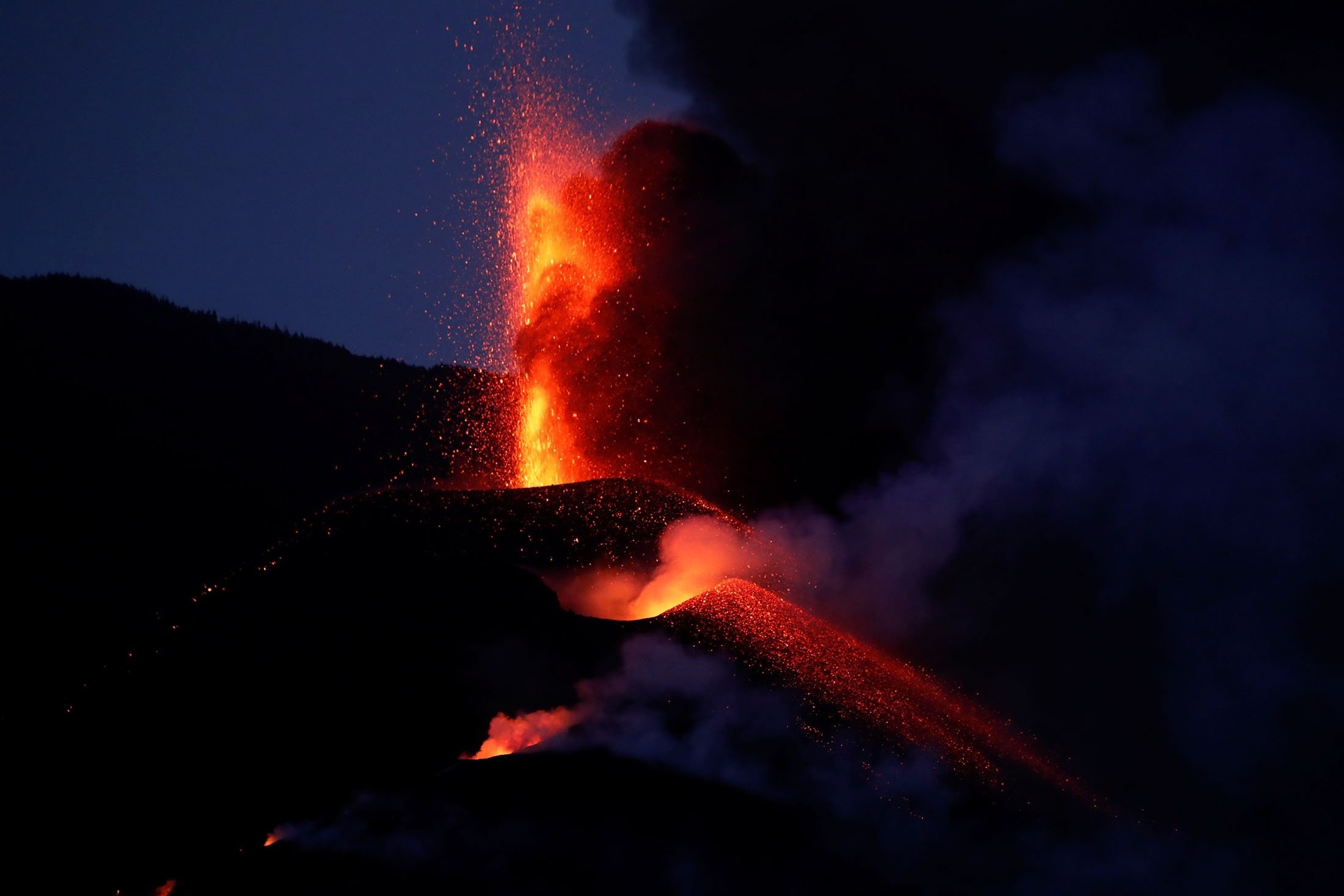 Stunning photos, La Palma volcano, Dangerously beautiful, Daily Sabah, 2200x1470 HD Desktop