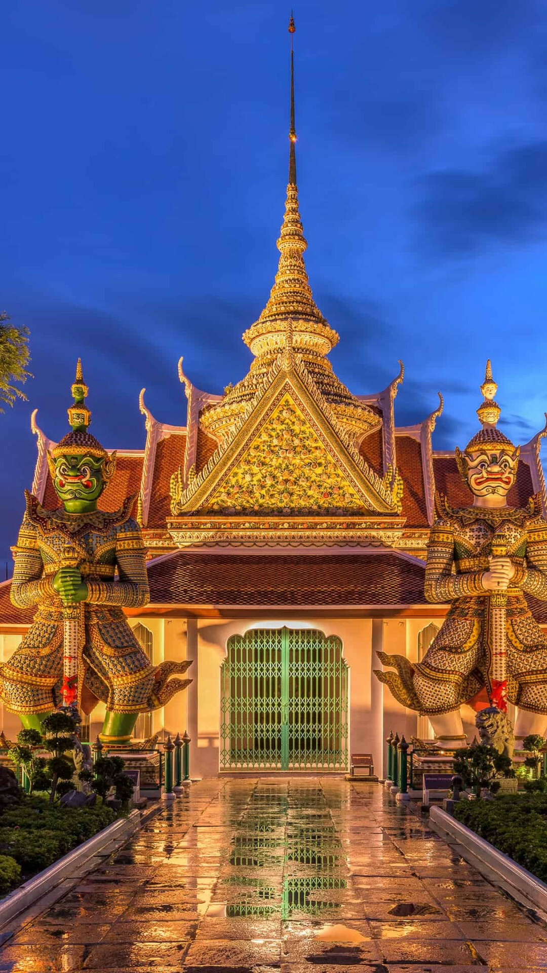 Thailand: Wat Phra Kaew, Sacred Buddhist temple, Yai district of Bangkok. 1080x1920 Full HD Wallpaper.