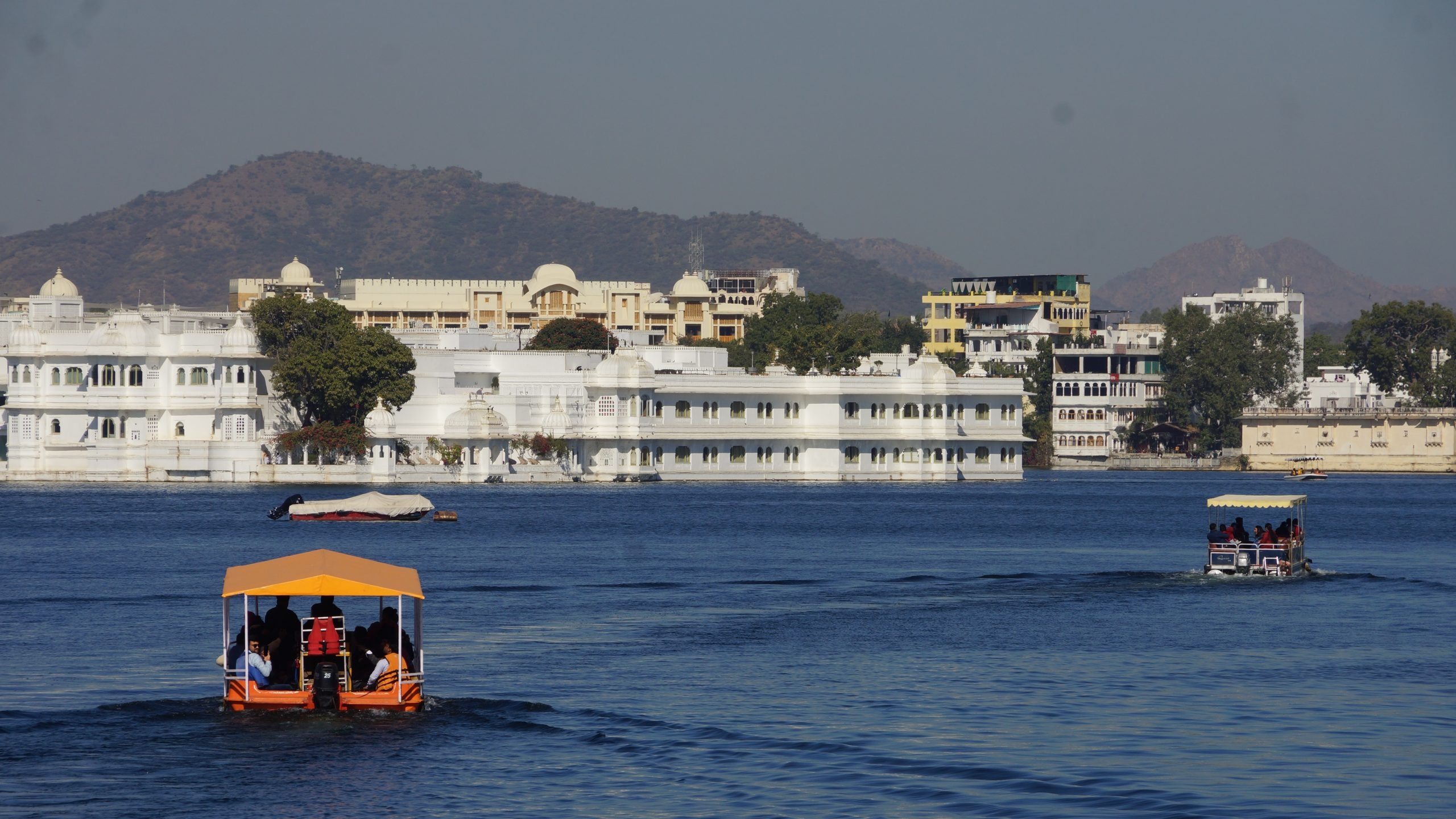 Lake Pichola, Udaipur travel guide, Exploring Udaipur, Cultural beauty, 2560x1440 HD Desktop