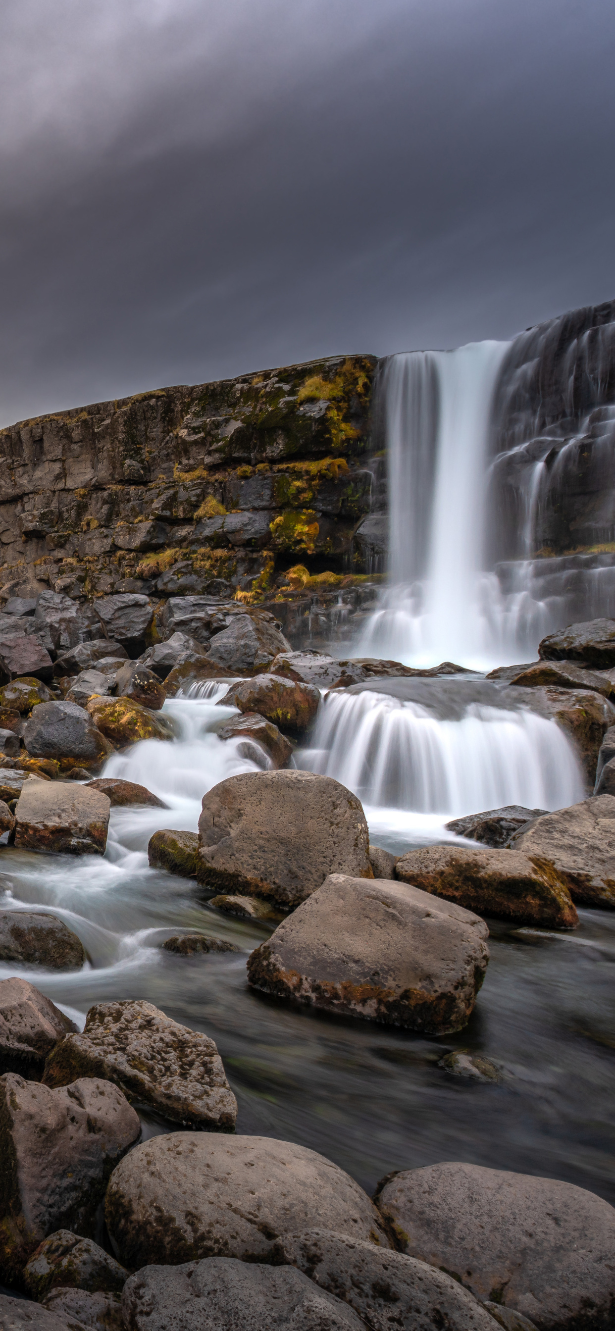 Majestätischer Wasserfall im Thingvellir-Nationalpark, 1250x2690 HD Handy