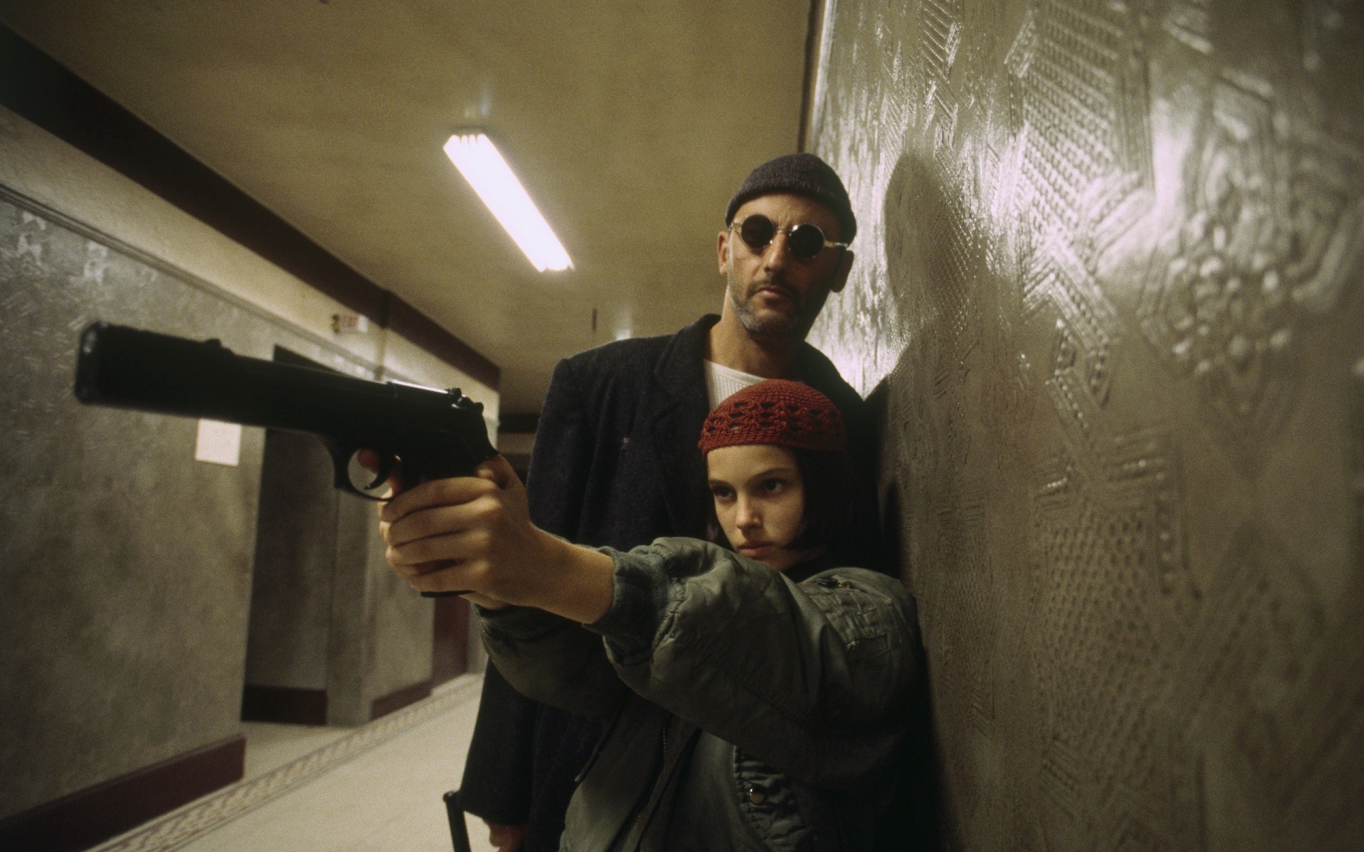 Jean Reno, Natalie Portman, Pistol wallpaper, 1920x1200 HD Desktop