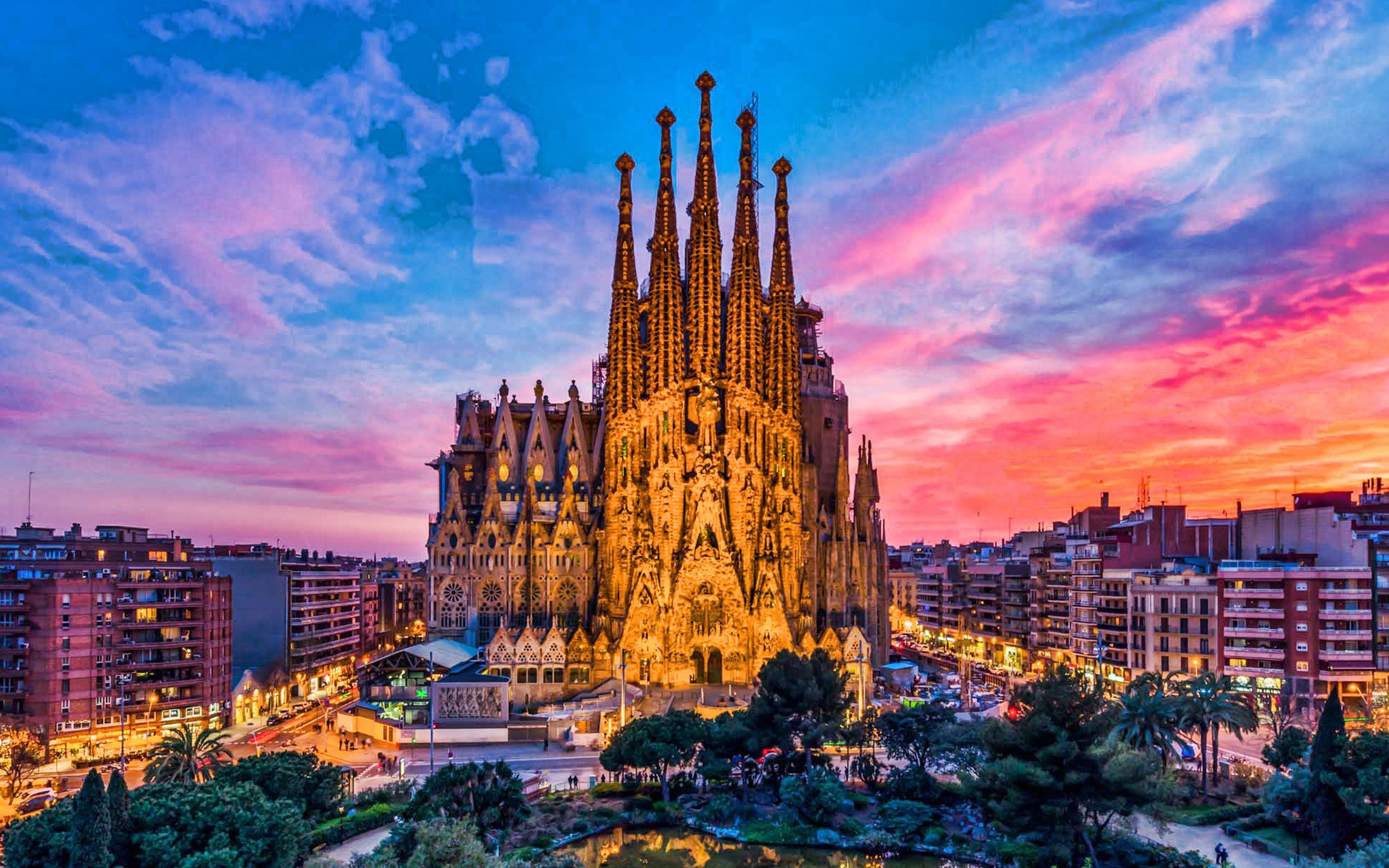 4K beauty, Stunning details, Architectural masterpiece, Barcelona treasure, 2880x1800 HD Desktop