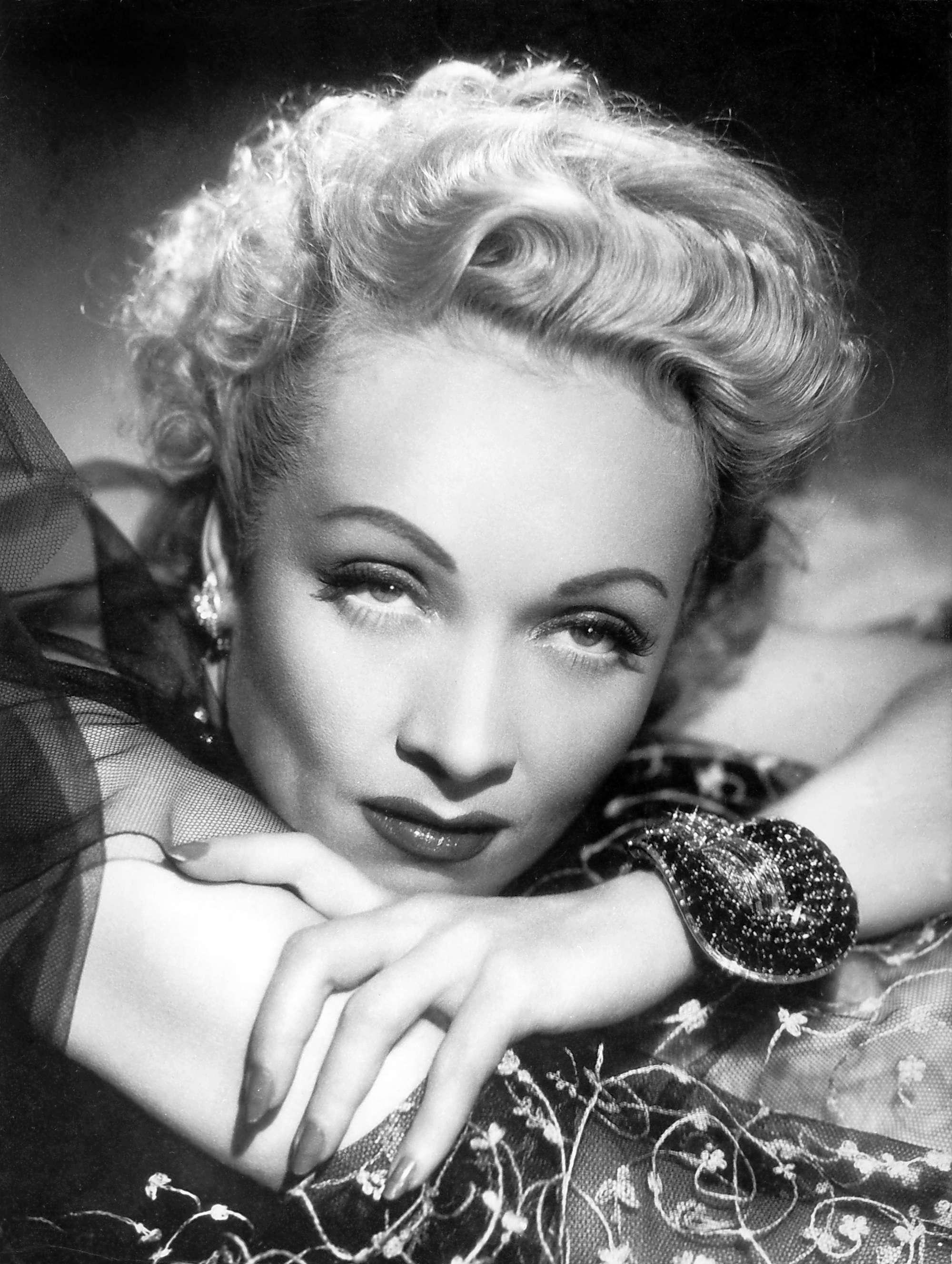 Marlene Dietrich, Diva extraordinaire, Diverse relationships, Mediacenter tagesspiegel, 2000x2660 HD Handy