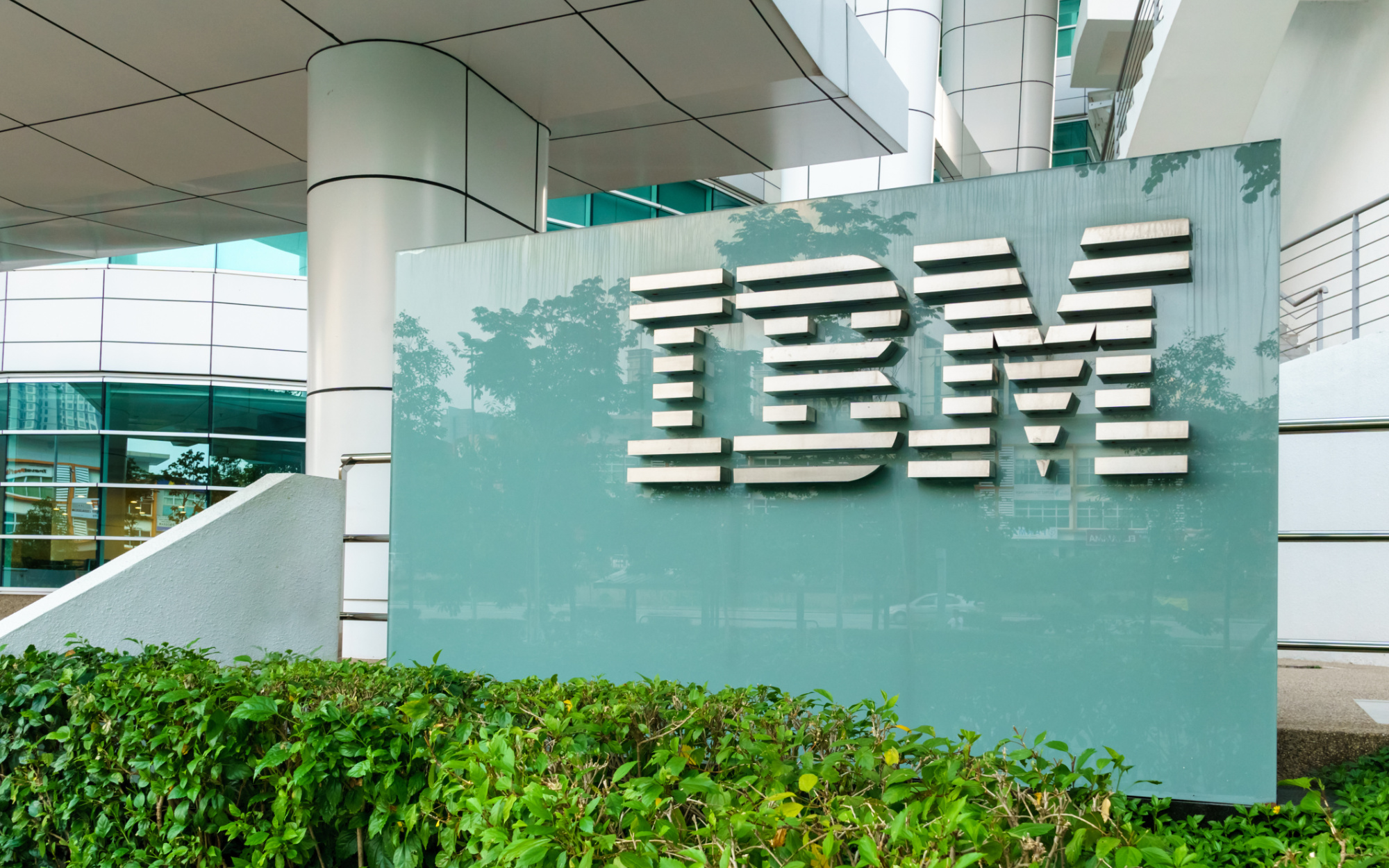 IBM acquires Red Hat, tech industry partnership, open-source revolution, business transformation, 2000x1250 HD Desktop