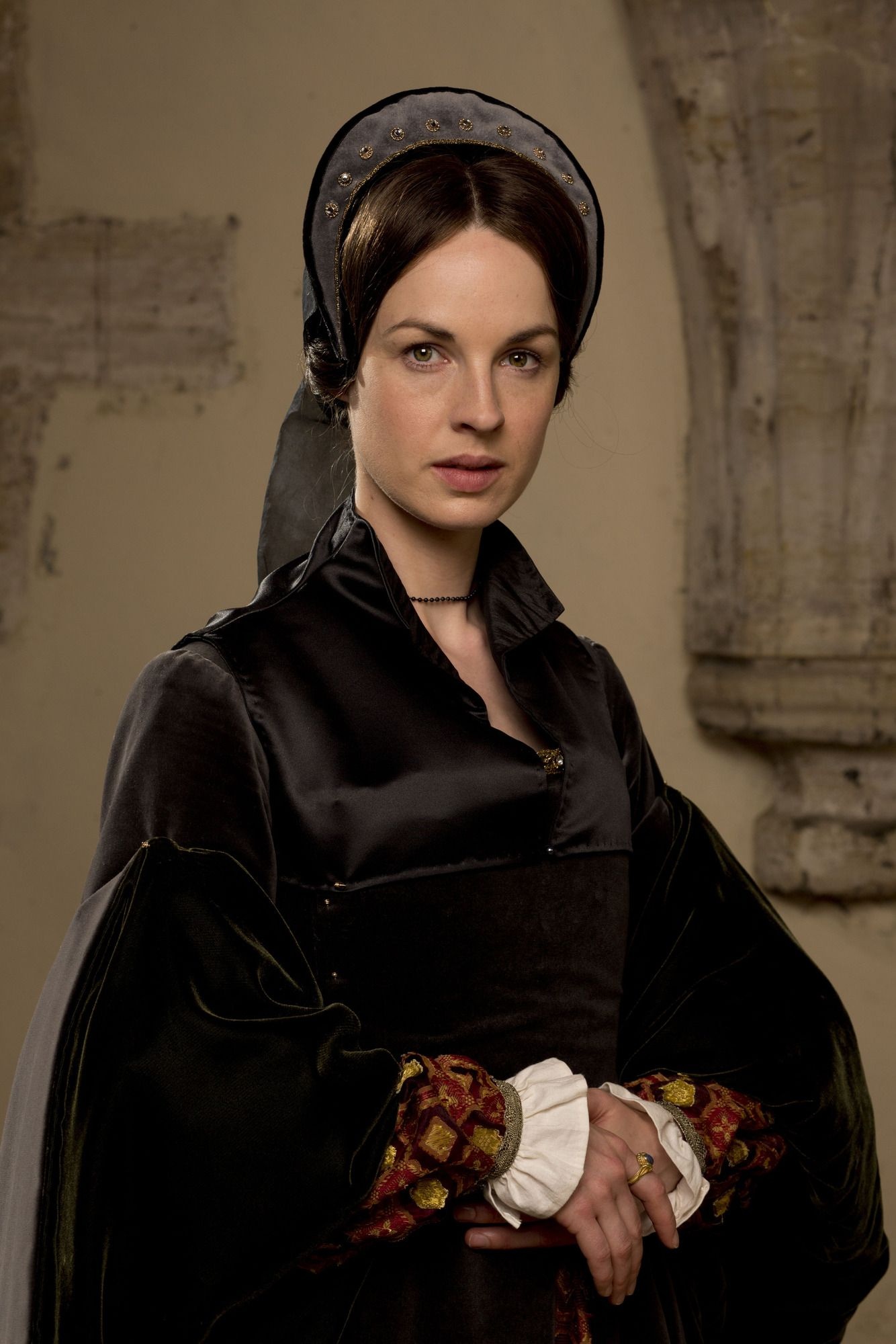 Wolf Hall TV show, beautiful costumes, Anne Boleyn, 1340x2000 HD Handy