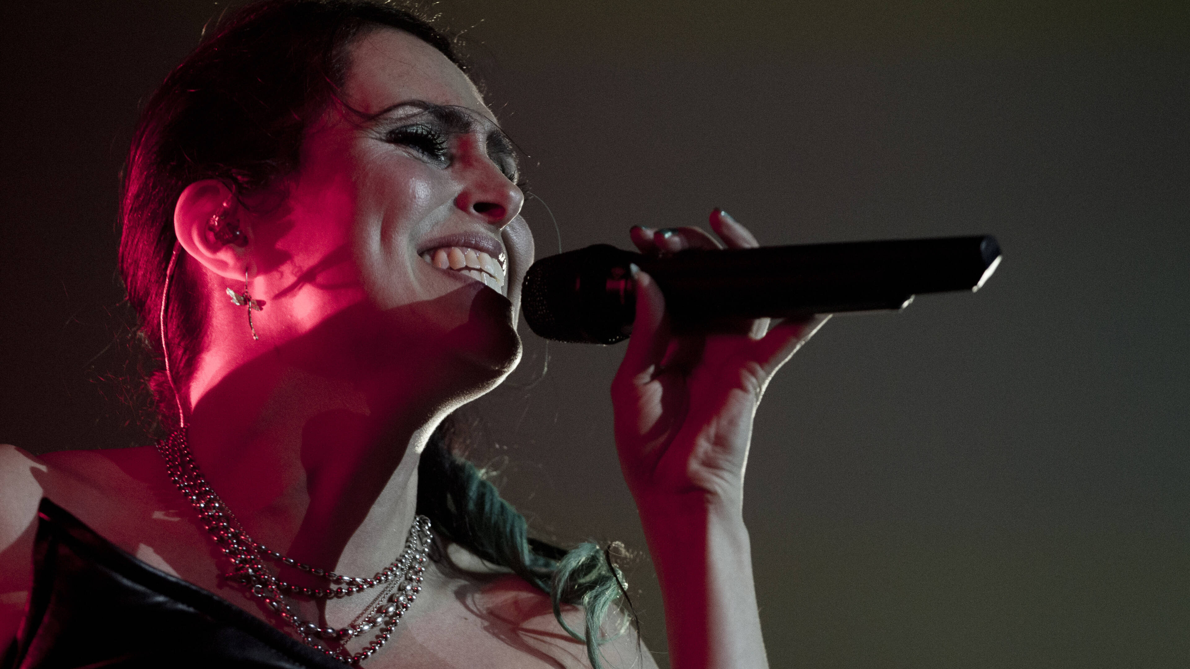 Within Temptation: One of the main songwriters of the symphonic metal band, Dutch singer. 3840x2160 4K Background.