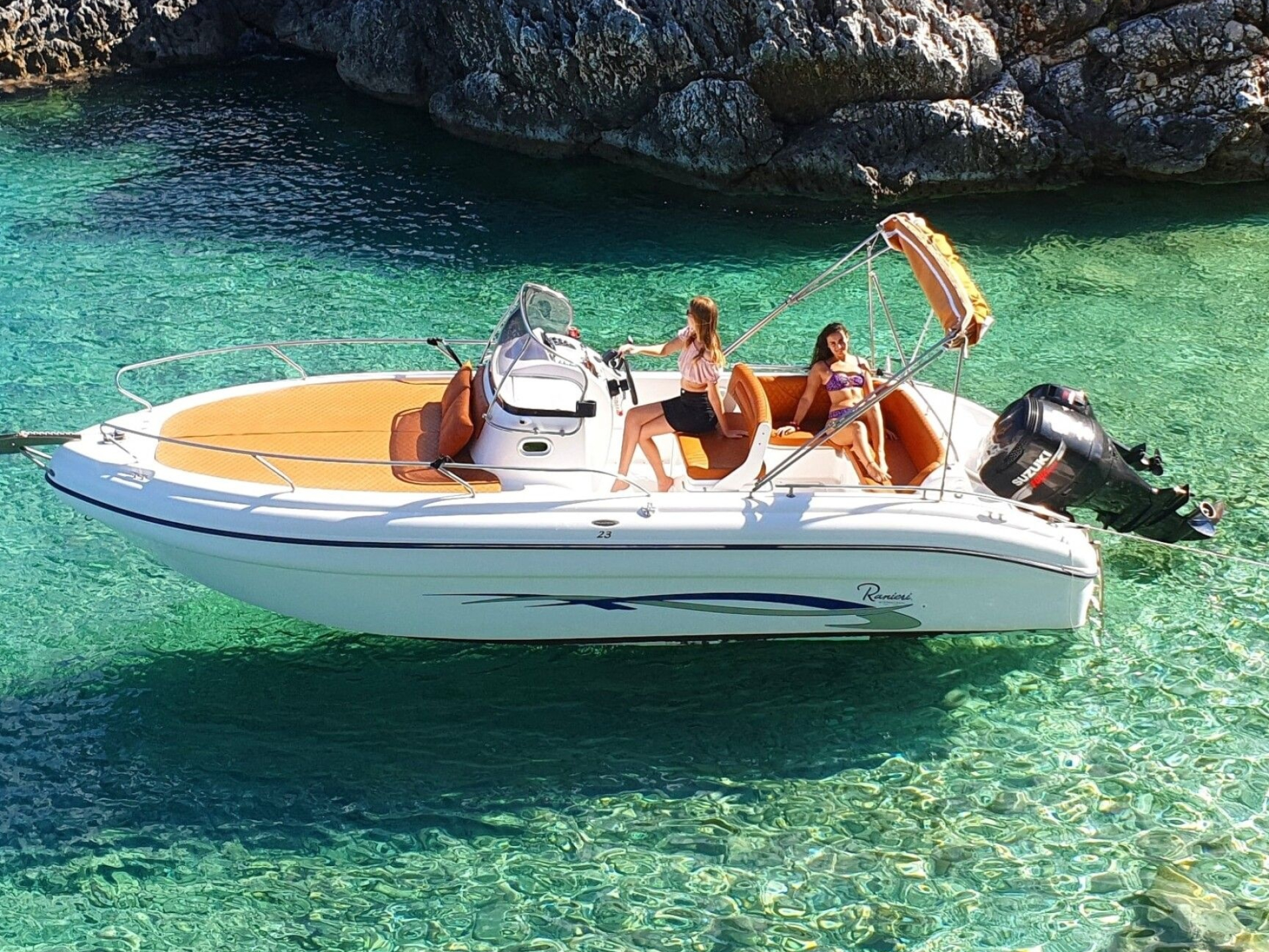 Motorboat: Ranieri Shadow 23, An outboard power unit. 1920x1440 HD Background.