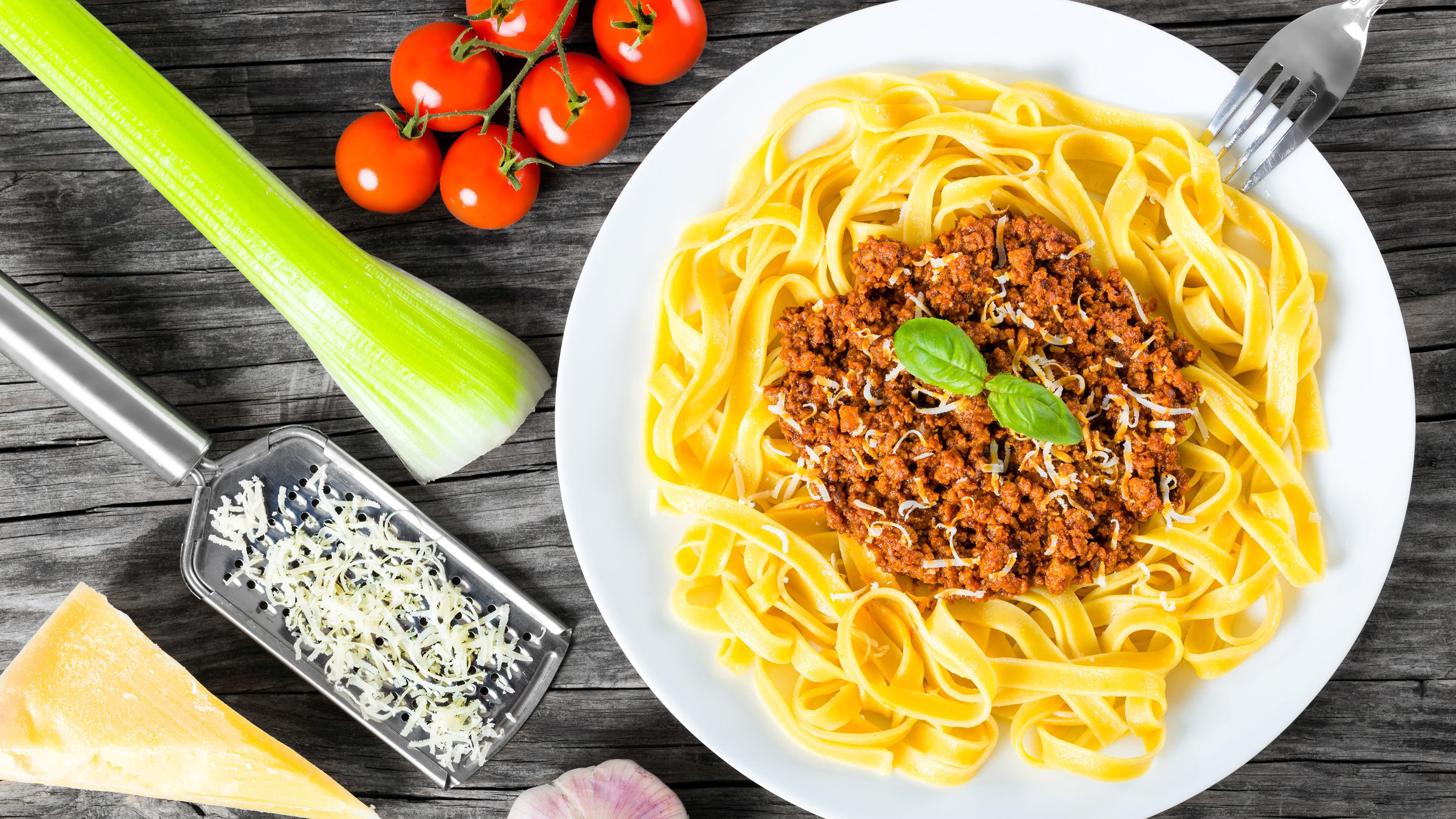 Pasta: Spaghetti, Cheese, Tomato, Food, Basil, Italian cuisine. 3840x2160 4K Background.