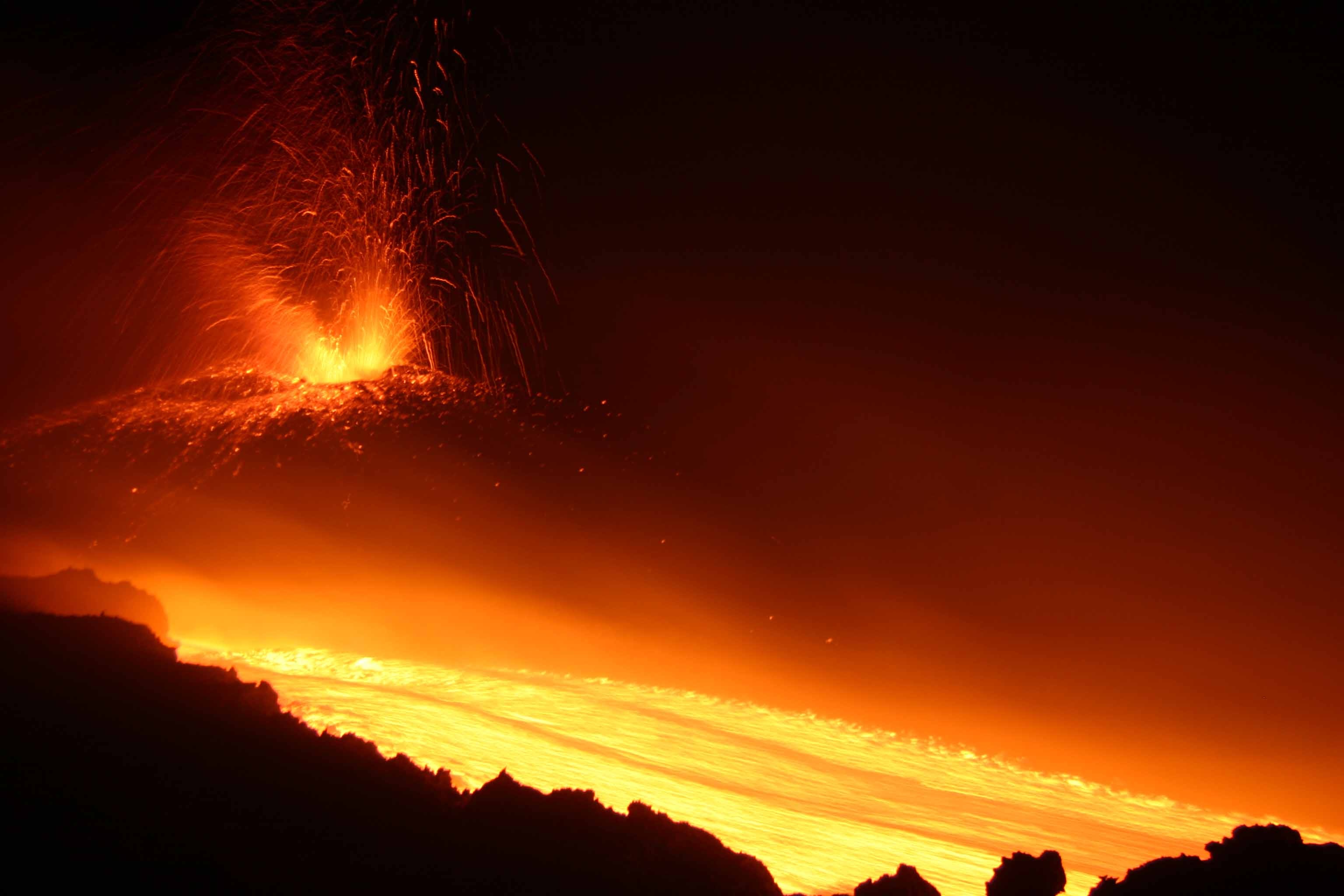 Mount Etna, Eruption photography, Fiery spectacle, Captivating moment, 3080x2050 HD Desktop