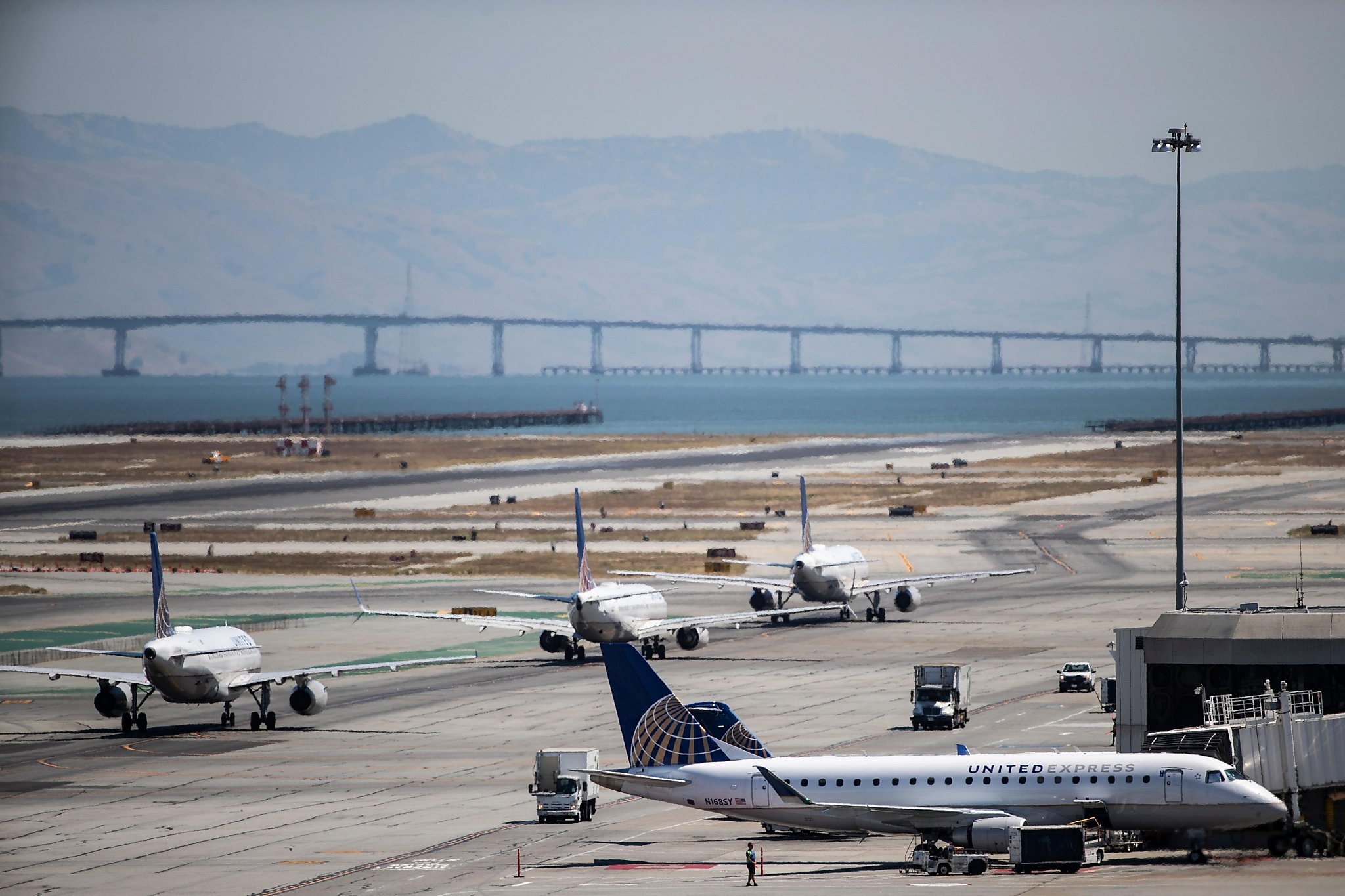 San Francisco International Airport, Close busiest runway, 2050x1370 HD Desktop