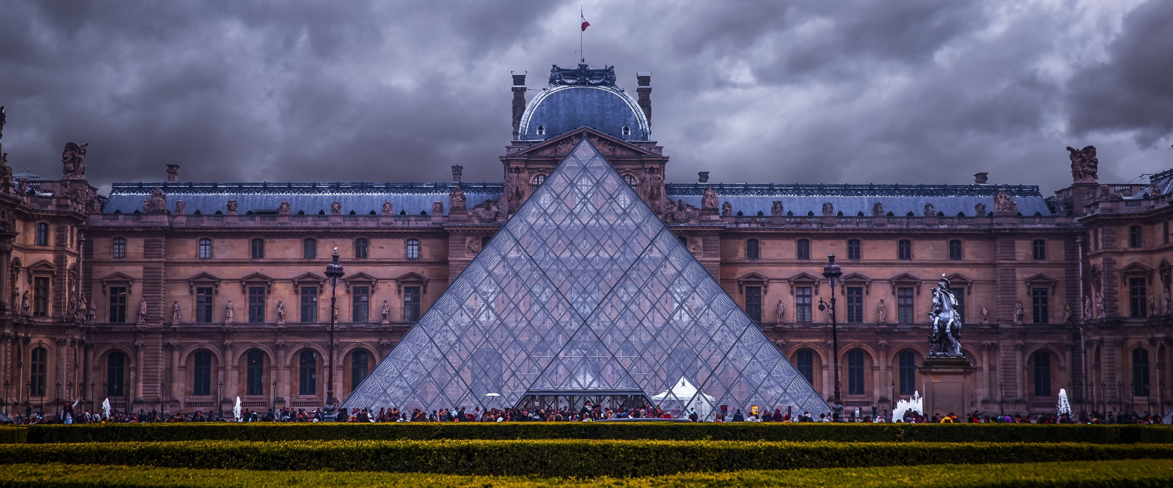 Immersive 4K wallpaper, Detailed museum view, Stunning Louvre display, High-resolution image, 3840x1600 Dual Screen Desktop