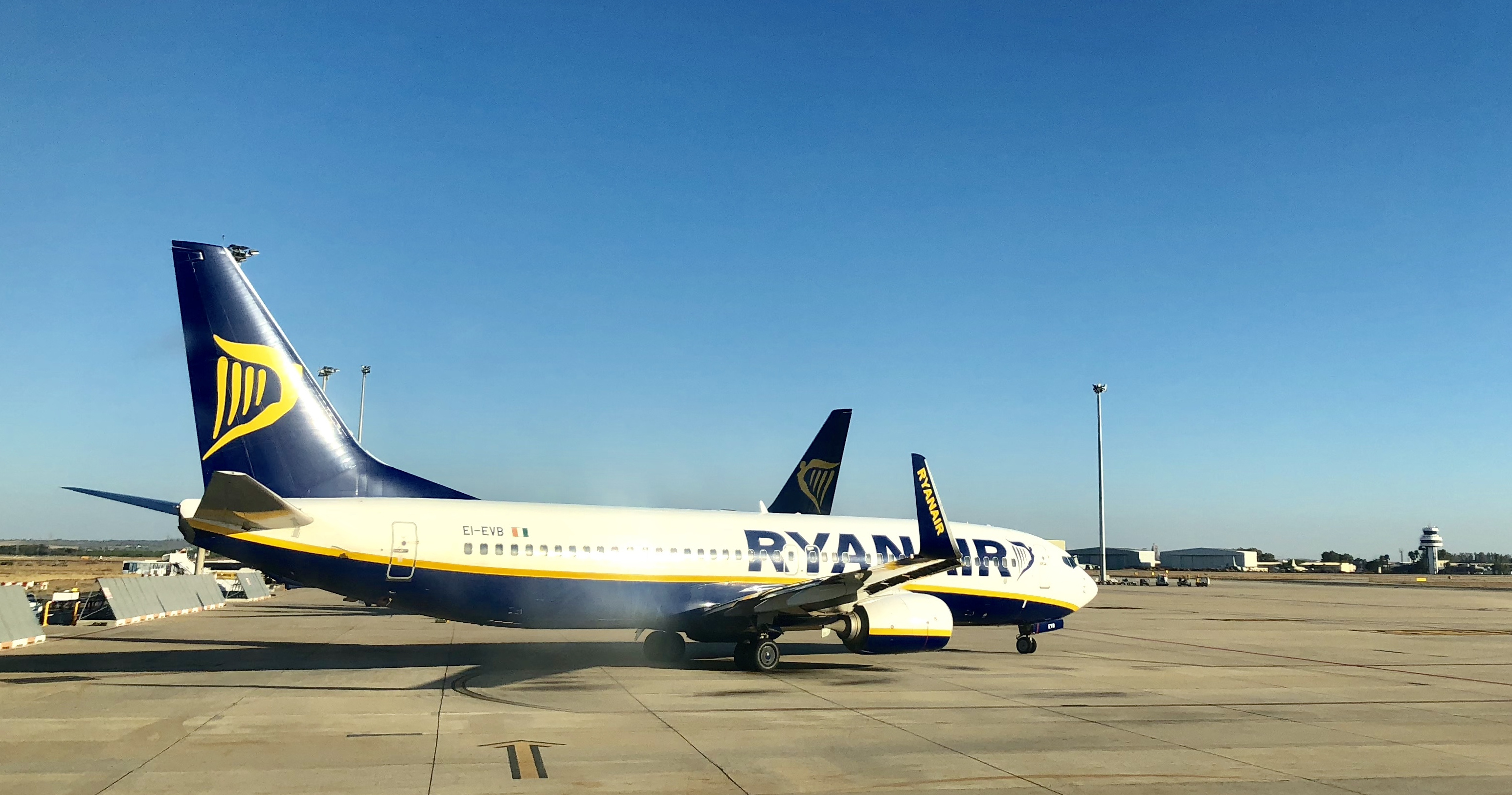 Ryanair, Subsidiary Ryanair closes, Base in Budapest, Sends in buzz, 3100x1630 HD Desktop