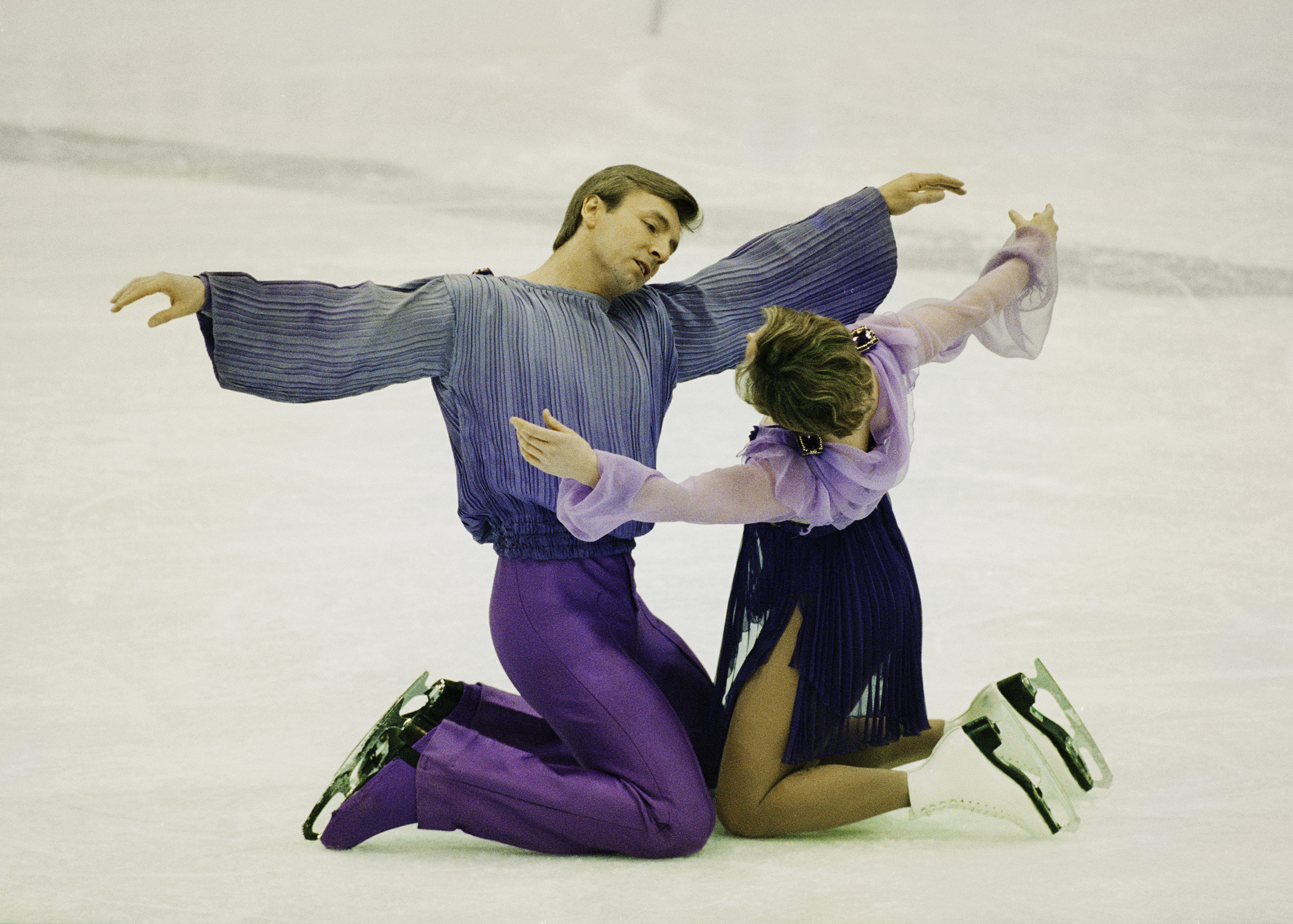 Ice Dancing: Olympics program, An icon of British Sport, Christopher Dean and Jayne Torvill. 2500x1790 HD Background.