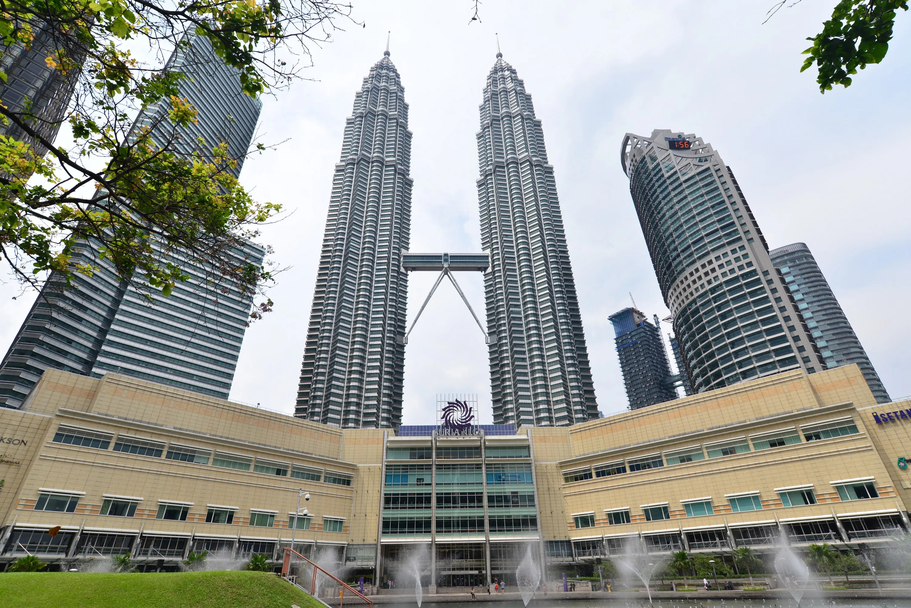 Petronas Twin Towers, Virtual tourist, 360-degree view, Sky-high experience, 3010x2010 HD Desktop