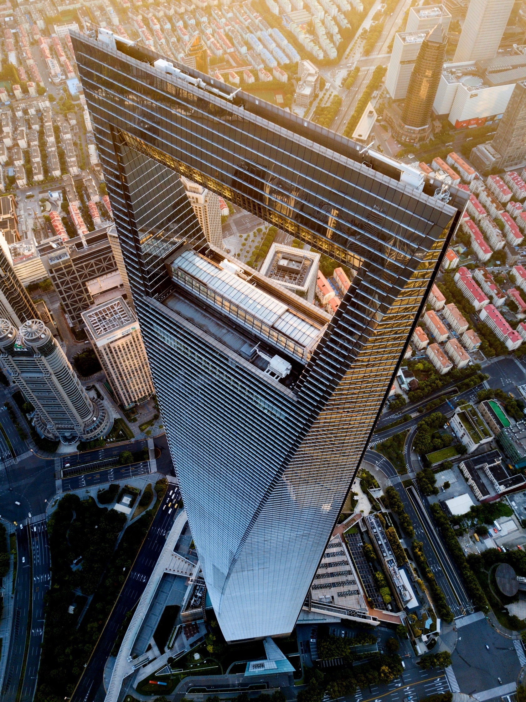 Beeindruckende Hochhäuser in Shanghai, 1680x2250 HD Handy