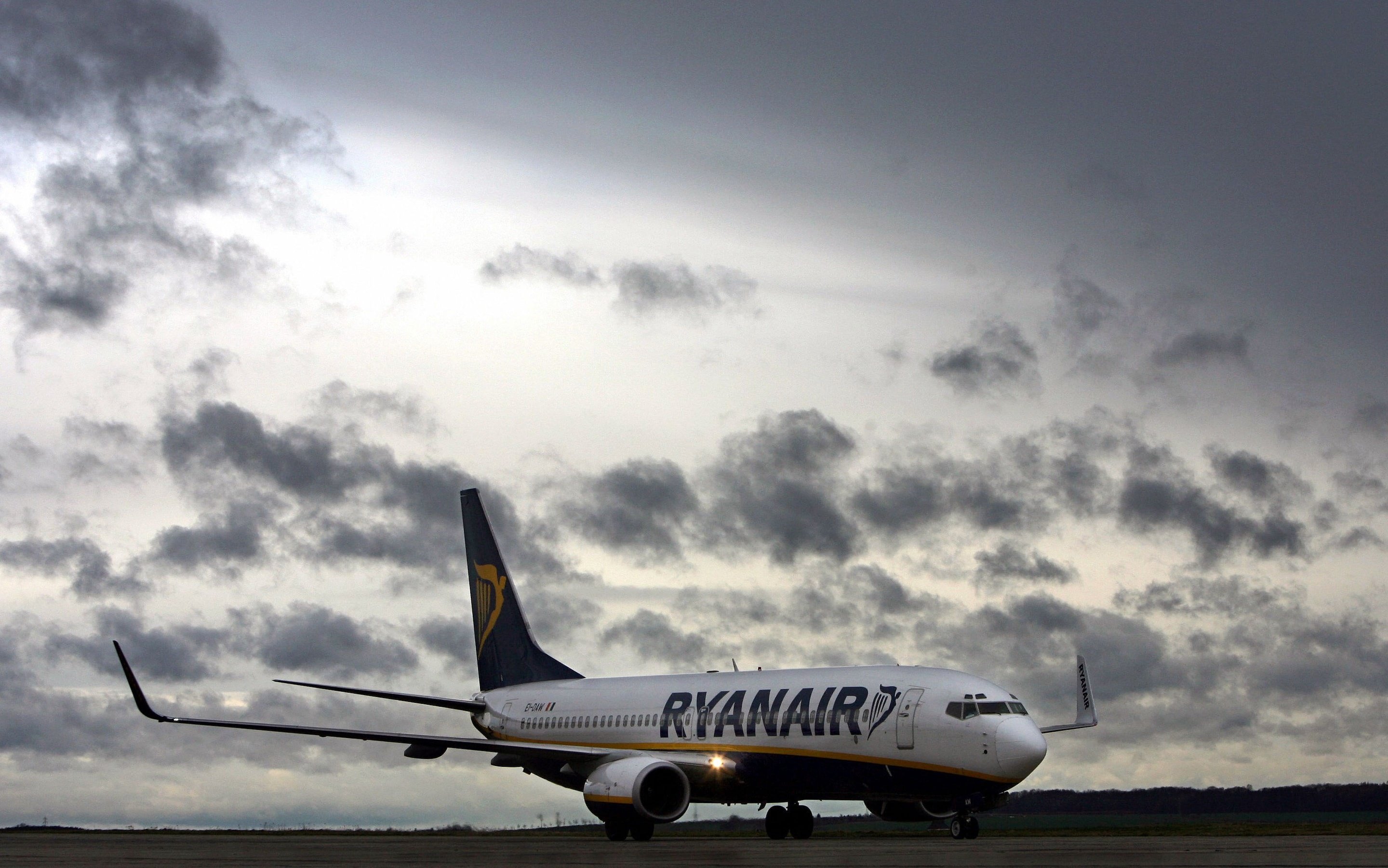 Ryanair, Travels, Cabin crew, Scratchcards, 2880x1810 HD Desktop