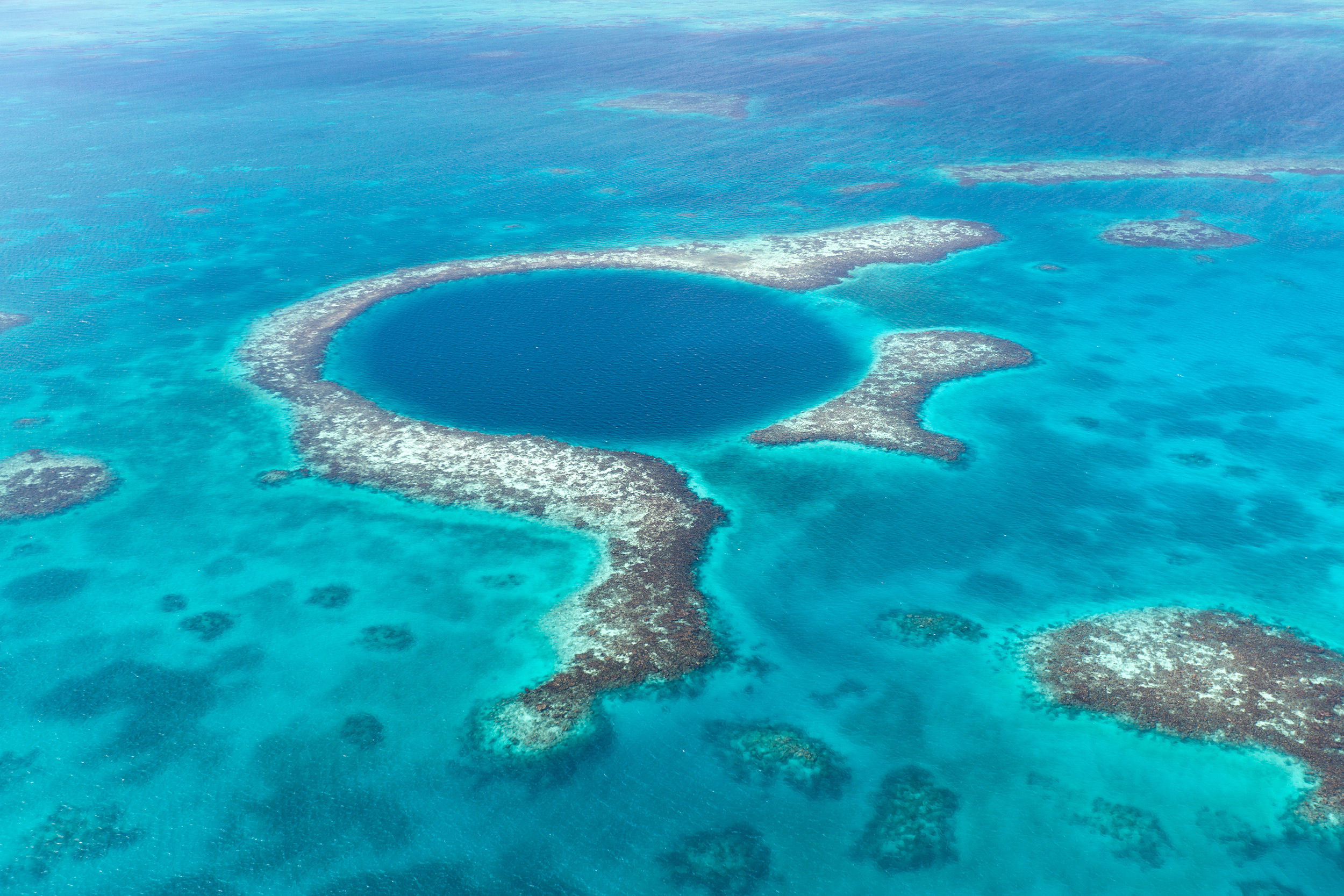 Great Blue Hole, Belize's wonder, Explore the wondrous, Scenic beauty, 2500x1670 HD Desktop