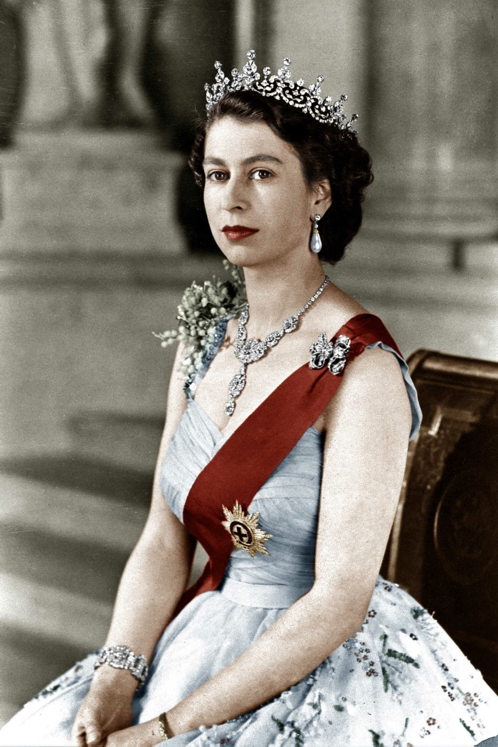 Queen Elizabeth, Crown Jewels, Regal Portrait, British Monarch, 2000x3000 HD Phone
