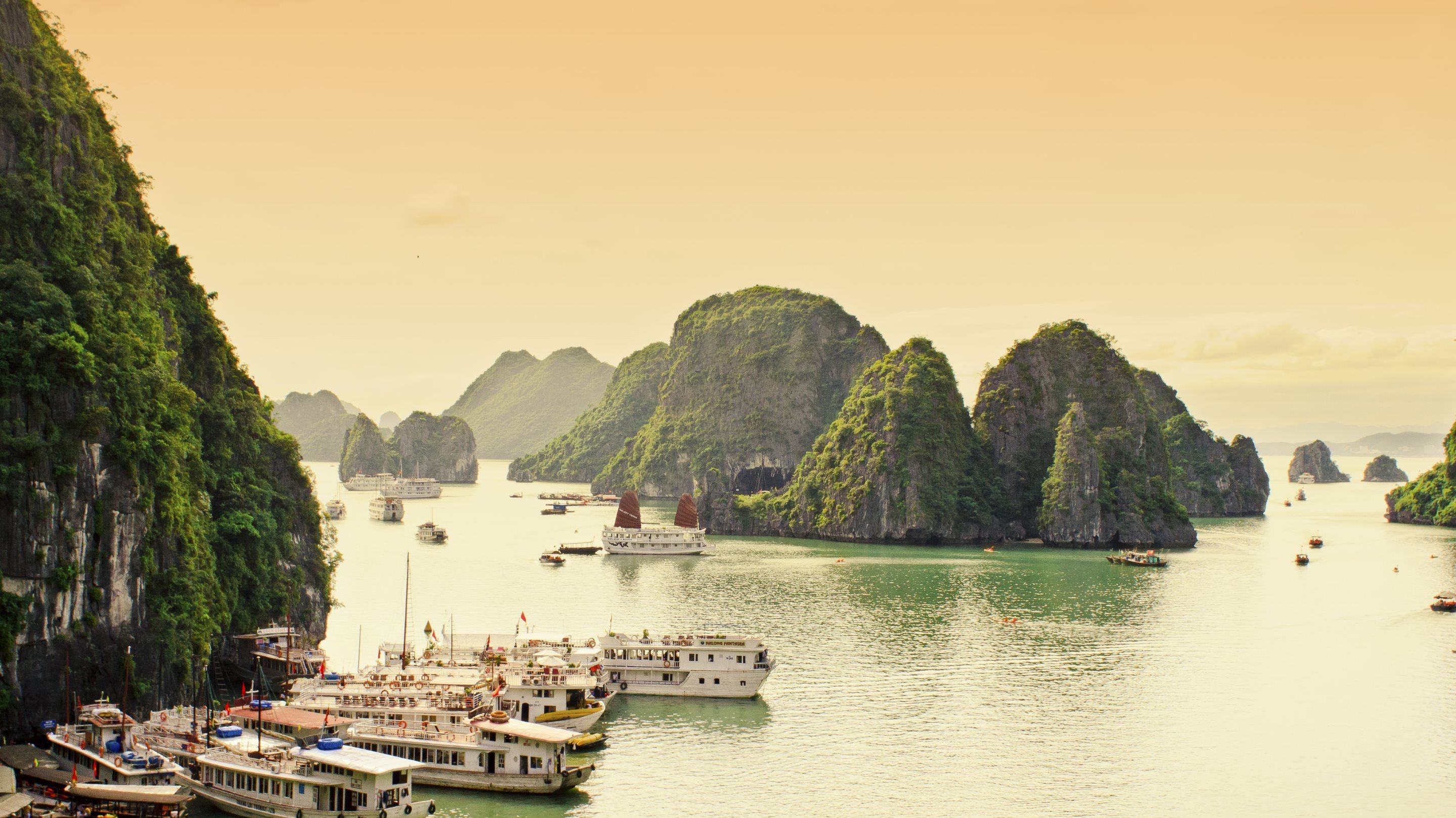 Halong Bay, Unspoiled paradise, Enchanting nature, Exquisite beauty, 2880x1620 HD Desktop