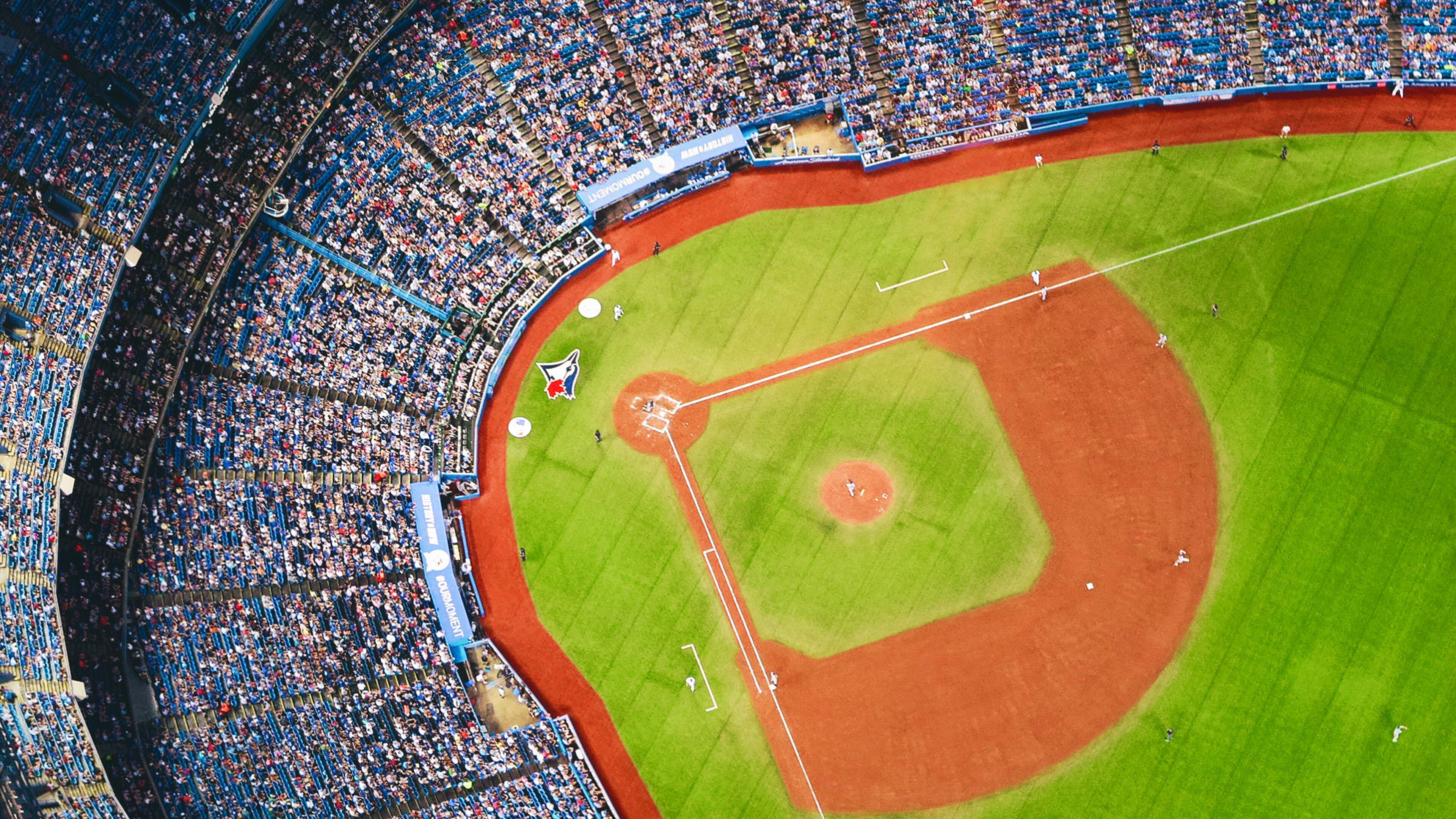 Frisch gemhtes Baseballfeld, Blue Jays Baseball-Team-Logo, Stadtblick, Aufregende Baseballspiele, 3840x2160 4K Desktop