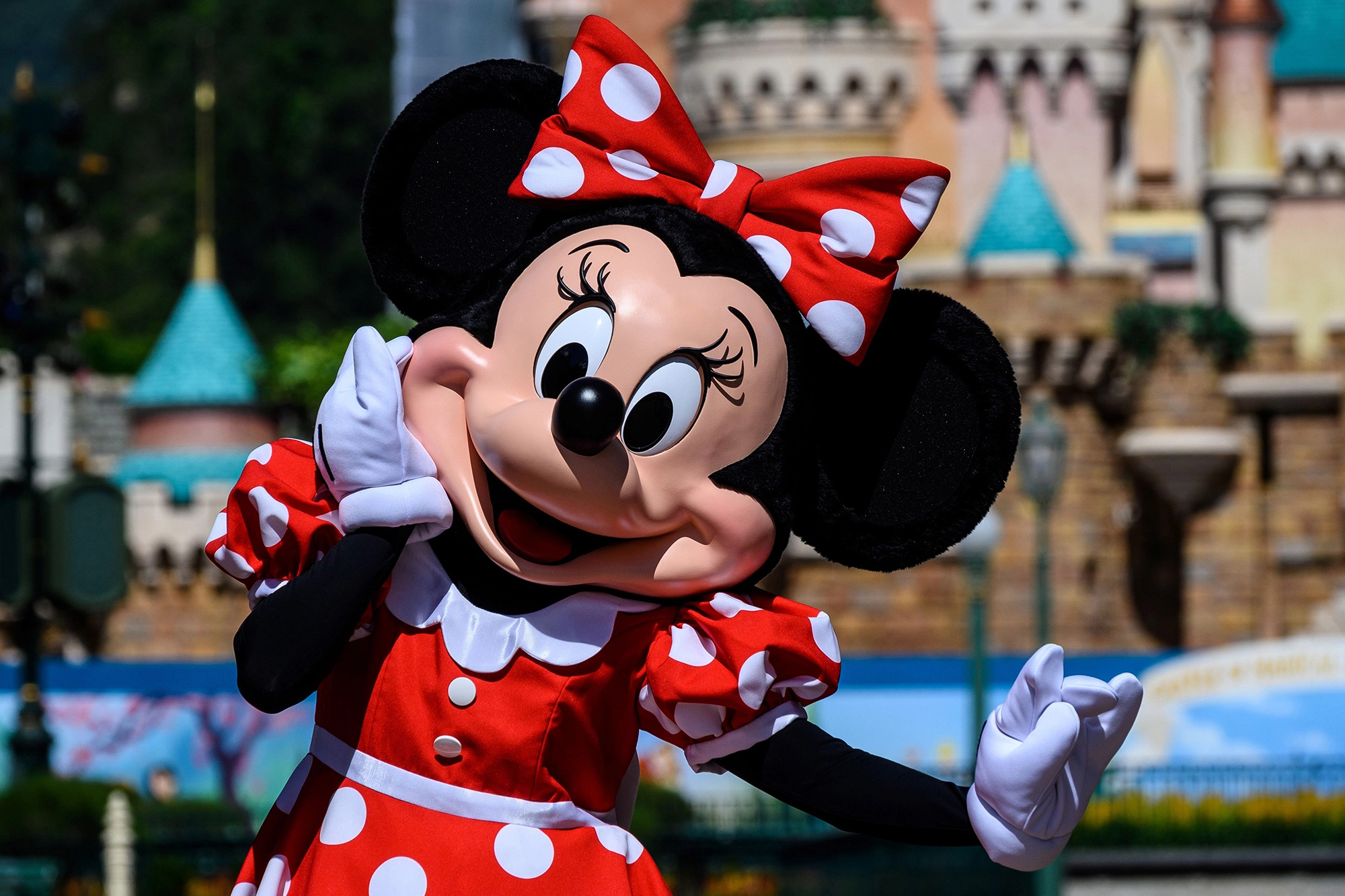 Minnie Mouse, Iconic red dress, Dress transformation, 2022, 2000x1340 HD Desktop
