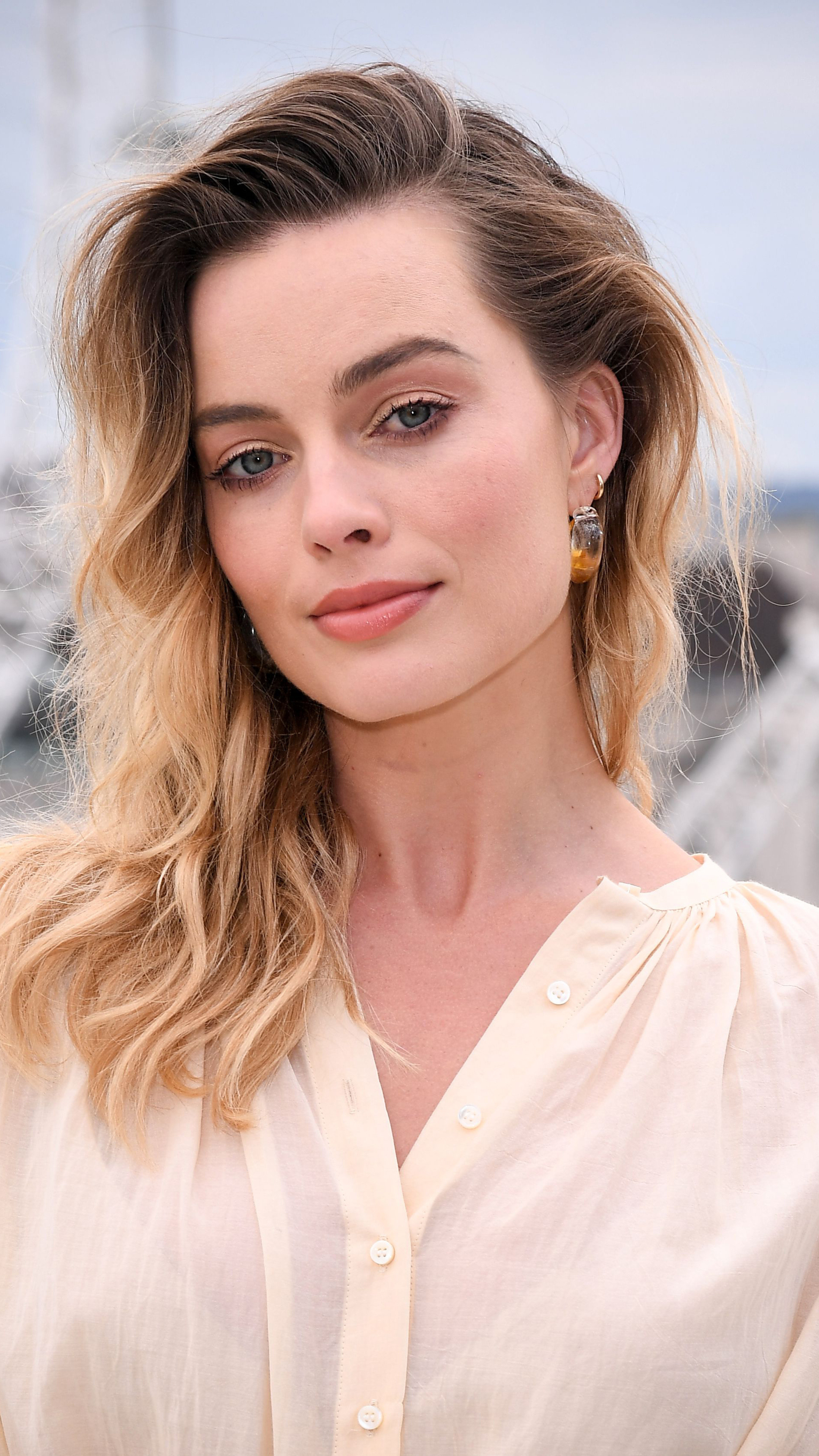 Margot Robbie: Served as an executive producer for the Netflix miniseries Maid. 2160x3840 4K Background.