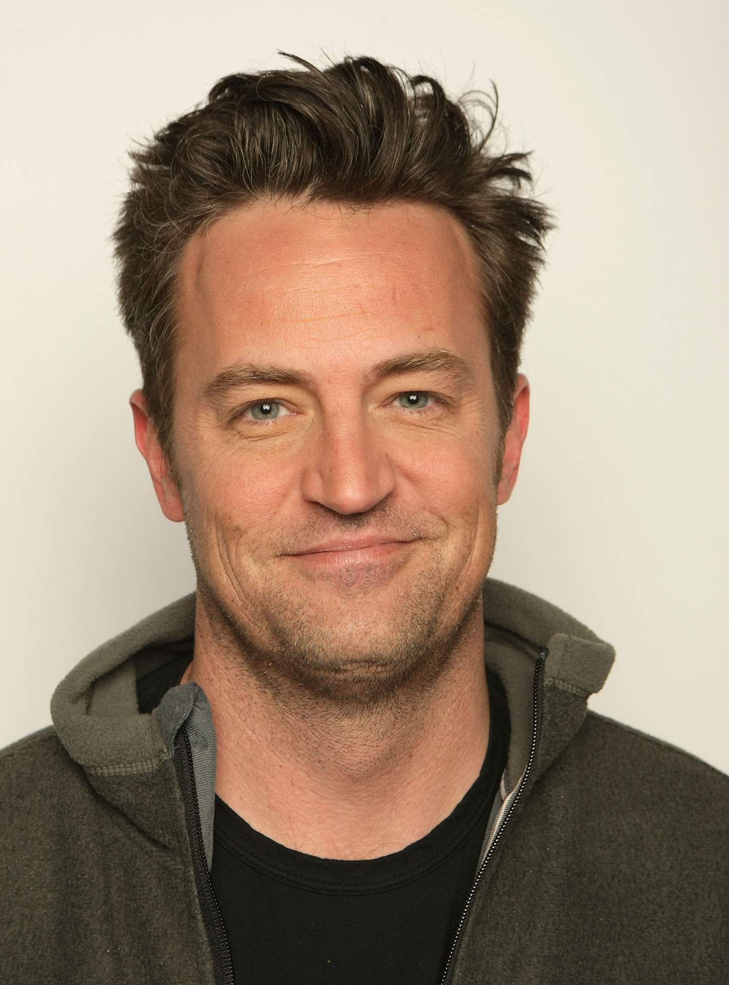 The Whole Ten Yards: Matthew Perry, An American-Canadian actor, comedian, Nicholas "Oz" Oseransky. 1430x1920 HD Background.