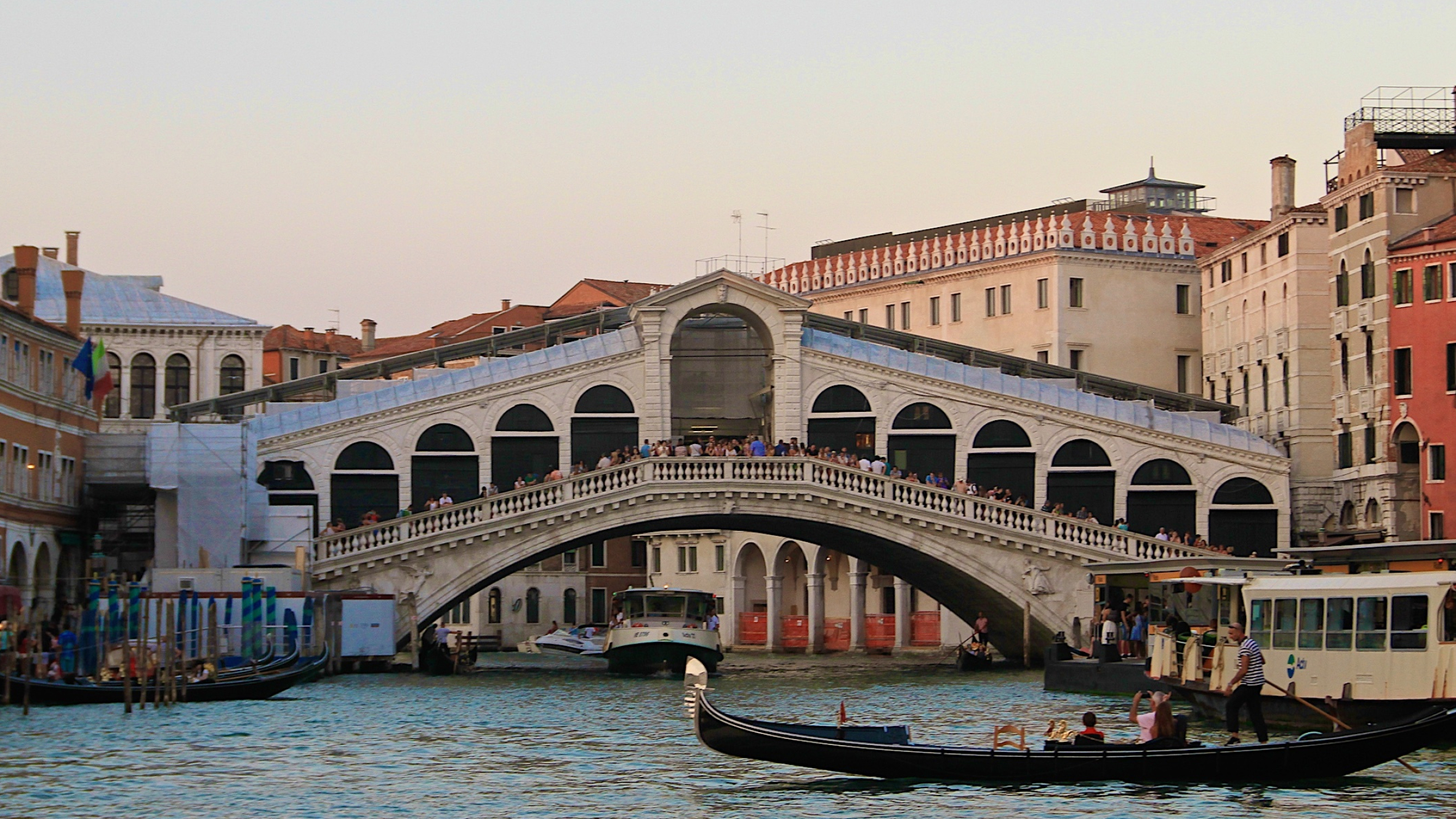 Rialto Bridge, Venice, By Venetians, 2370x1330 HD Desktop