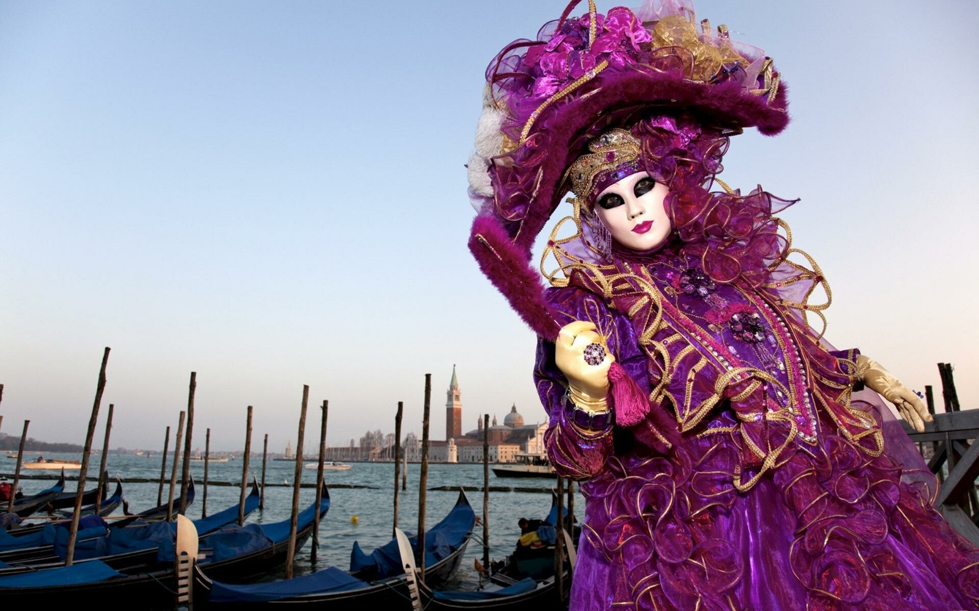 Carnival: Festive activity in Italy, The costumes are seventeenth-century Venetian dresses. 1920x1200 HD Wallpaper.
